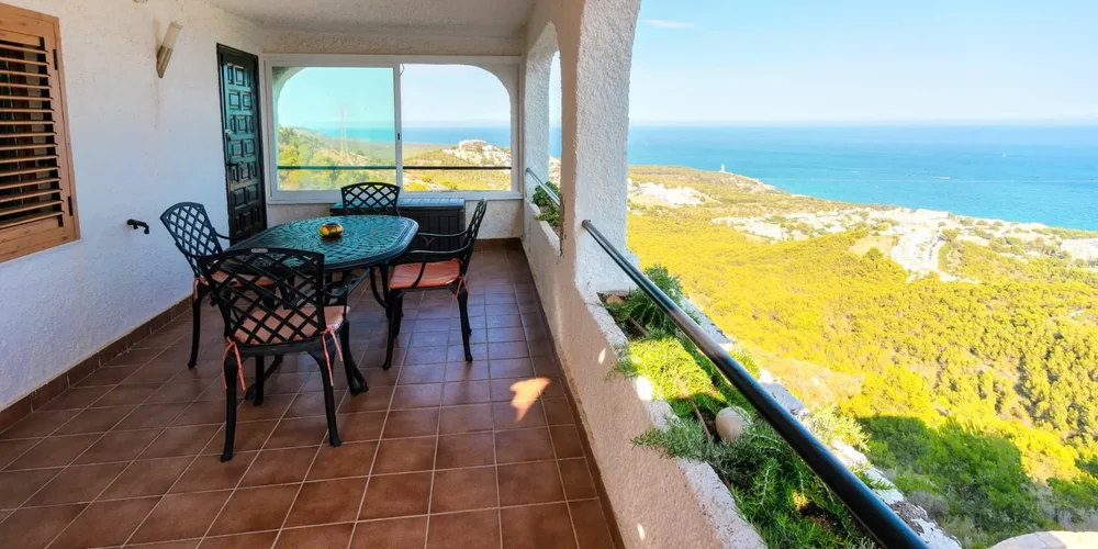 Private terrace with sea views at Breizas Cottage in Alcossebre