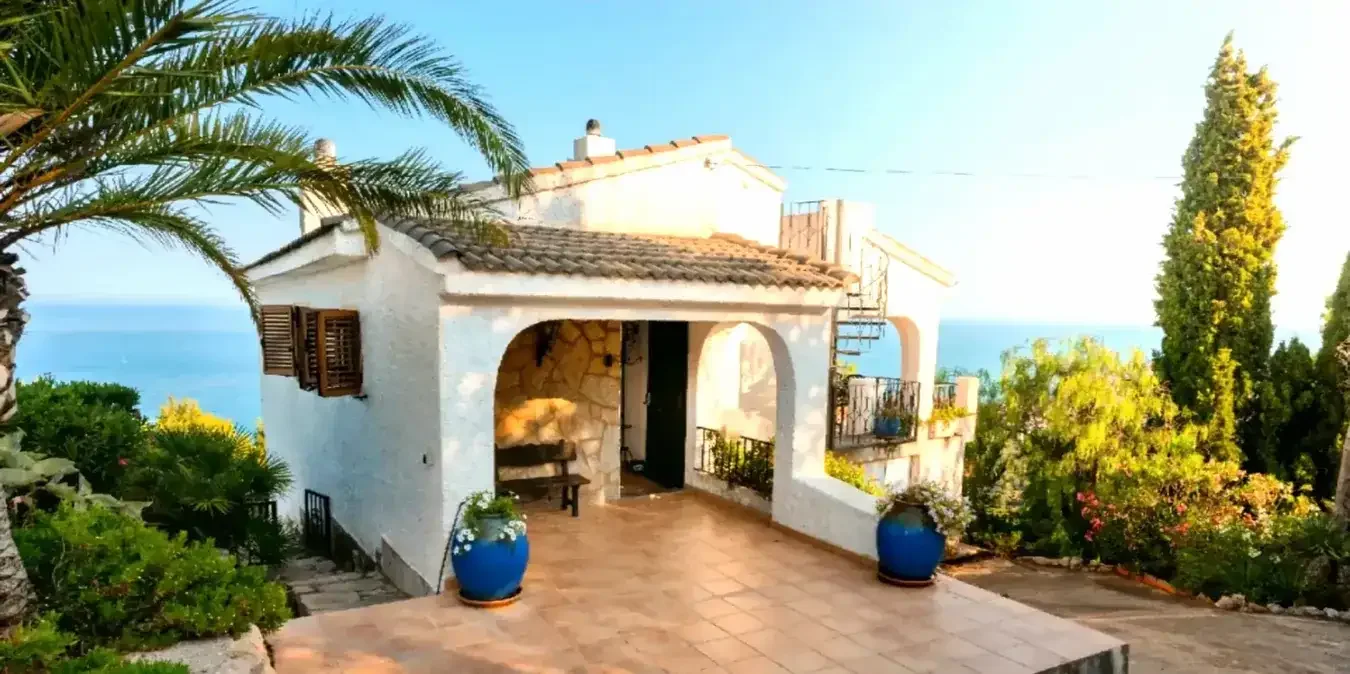 Vorderansicht des Breizas Haupthauses mit Meerblick, Terrassen, architektonischen Details und mediterraner Umgebung.