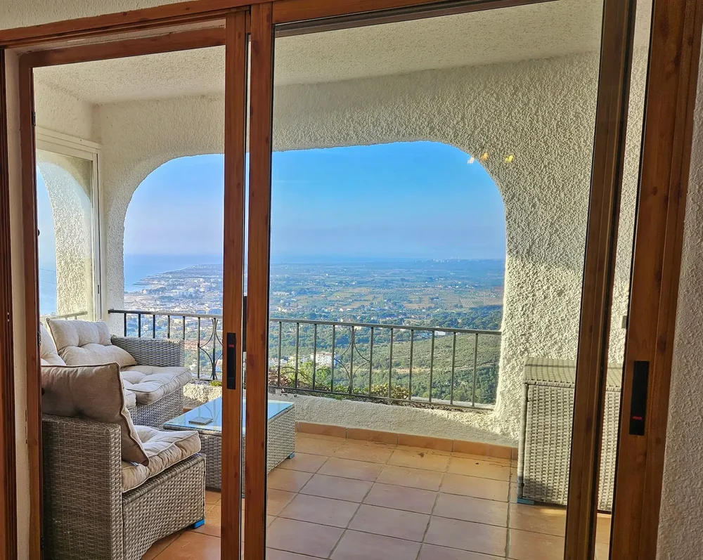 Wohnzimmer mit Terrassenzugang und Meerblick