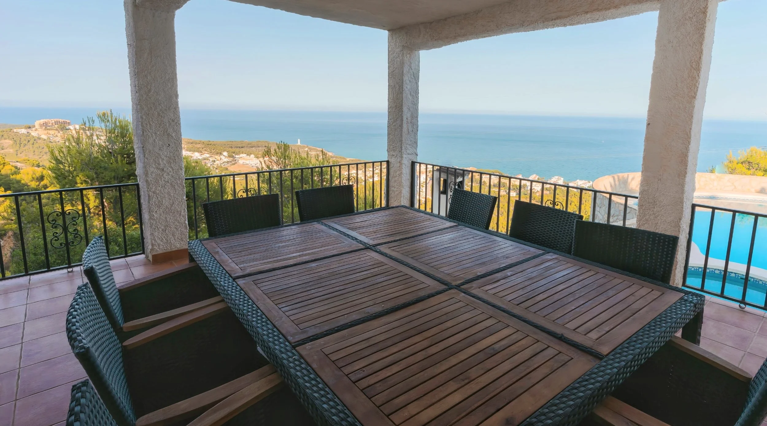 Überdachte Terrasse mit Essbereich am Pool