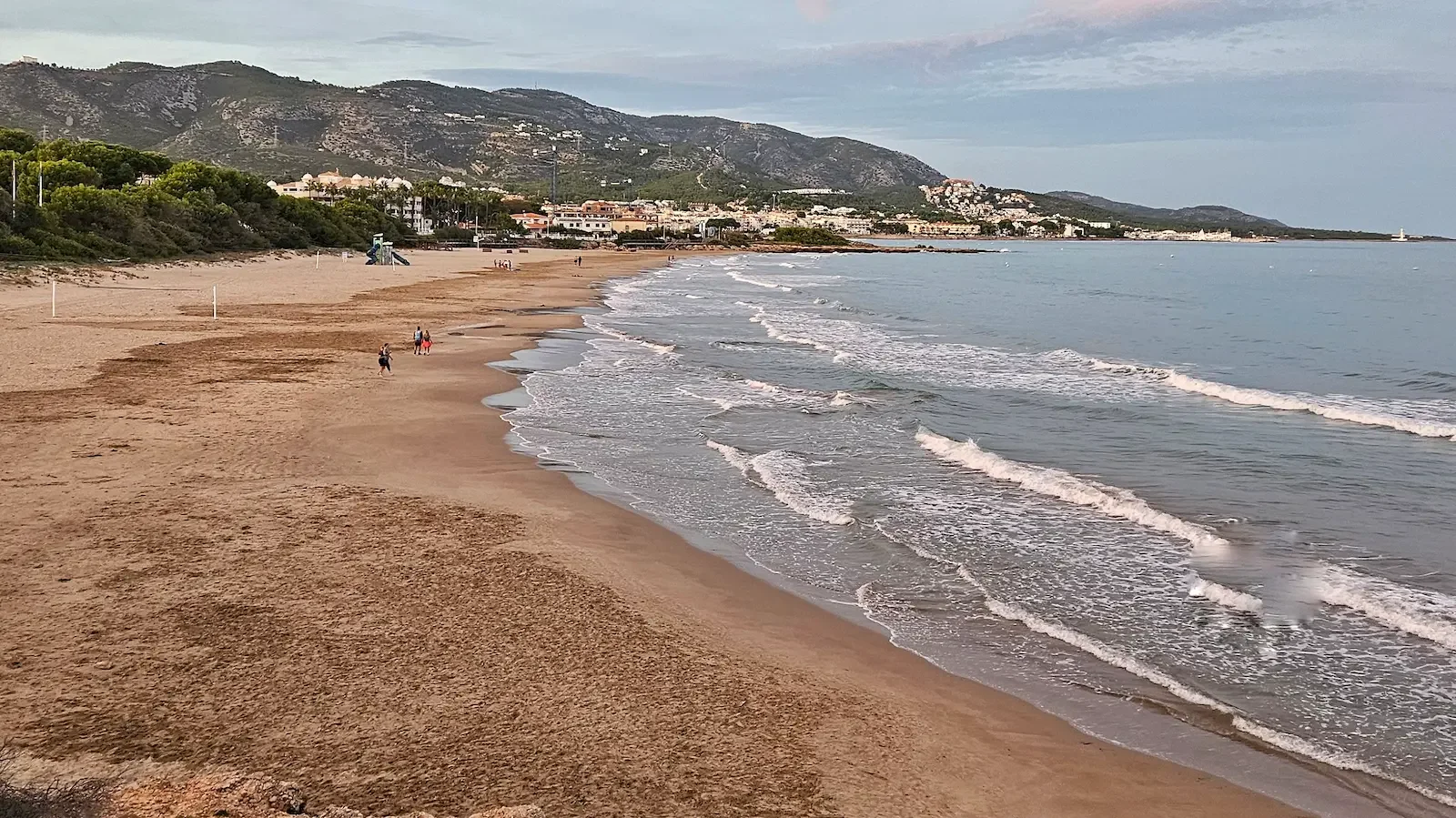 Playa Romana à Alcossebre avec plage de sable, mer Méditerranée et collines côtières