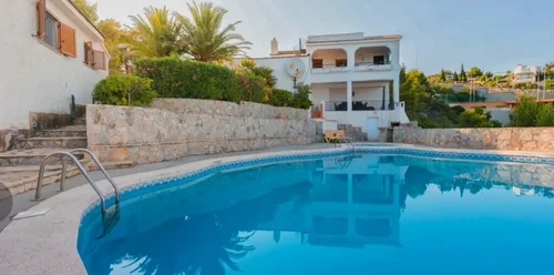Privater Pool zwischen den Villen
