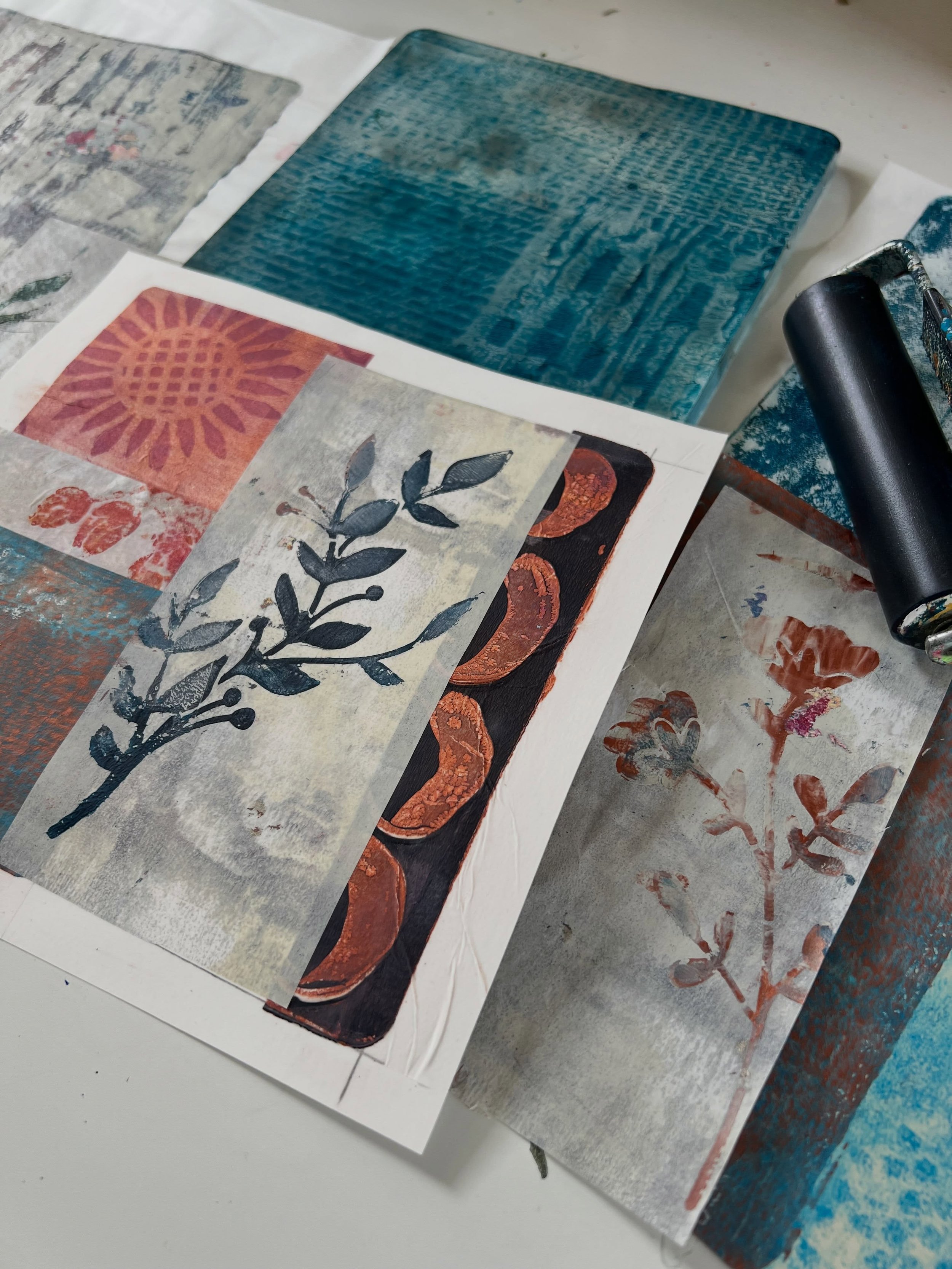 I've still got spaces on my summer school next week if you are looking for something creative to do! From gelli plate printing to colour mixing, acrylic painting to drawing, there is something for everyone! All in my beautiful studio at @staplefordgr