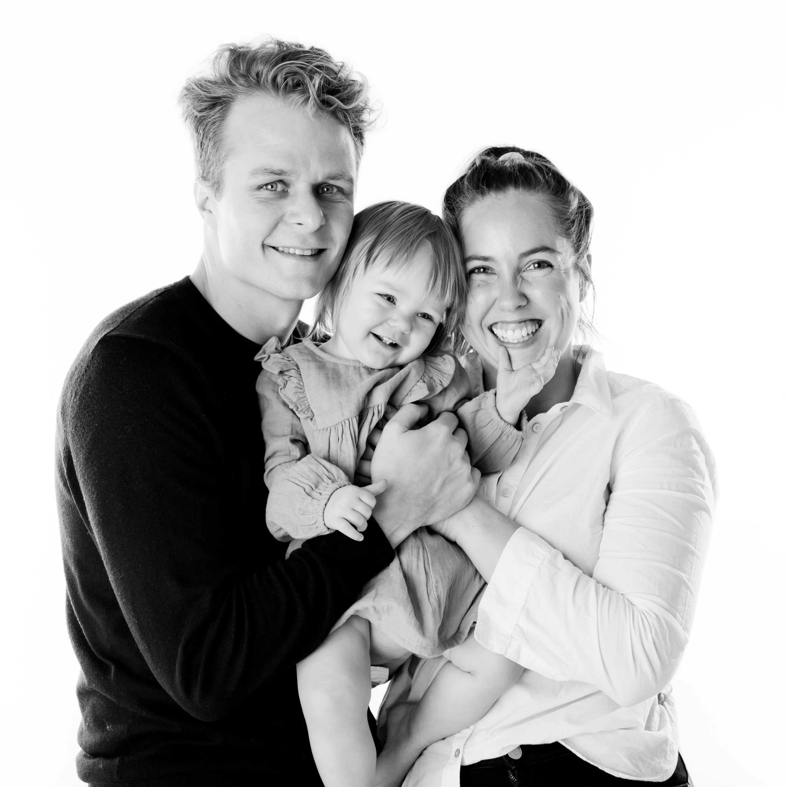 Studiofotografering av familjen i Sollentuna