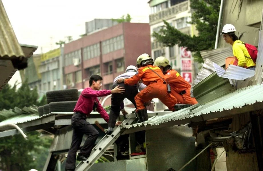 A family evacuates a tall building
