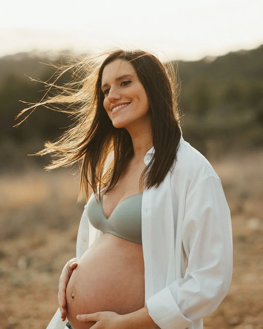 Catalina, ponme la mano aqu&iacute;, que la tienes fr&iacute;a🌾

#embarazo #embaras #pregnancy #flower #flowers #flores #flors #primavera #spring #hellospring #delafe #pregnant #embarazada #pregnancyshoot #pregnancyphoto #fotoembarazo #barcelona #em