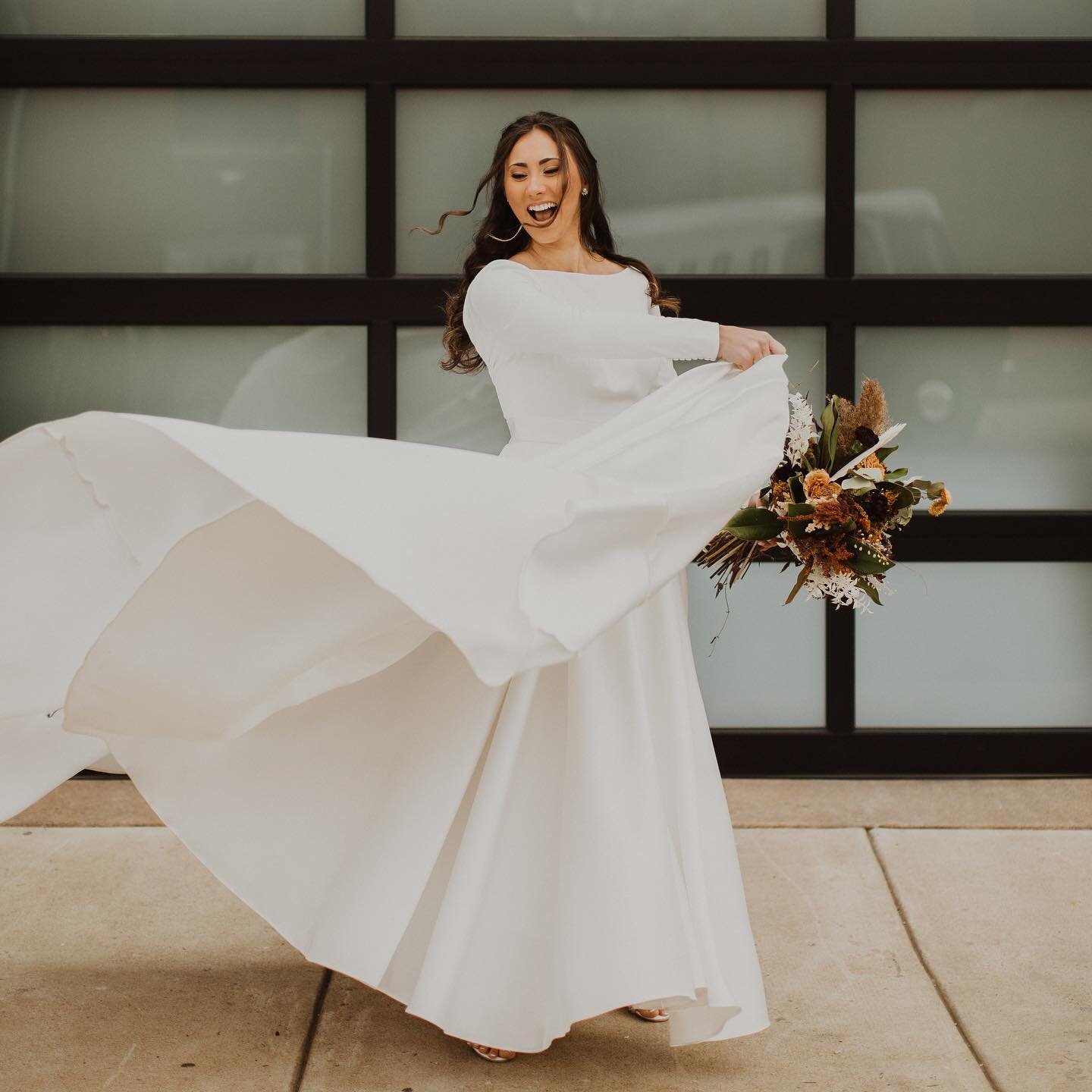 I first met Makayla through mutual friends and she&rsquo;s the most kind, creative soul, not to mention stunning bride. She opted for mostly dried flowers for something a little bit off the beaten path, and it was so fun working together to pull it o