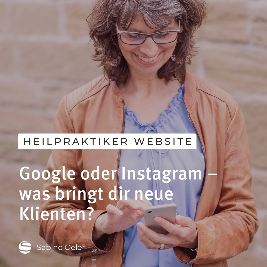 Heilpraktikerin mit Smartphone – Website oder Social Media für neue Klienten