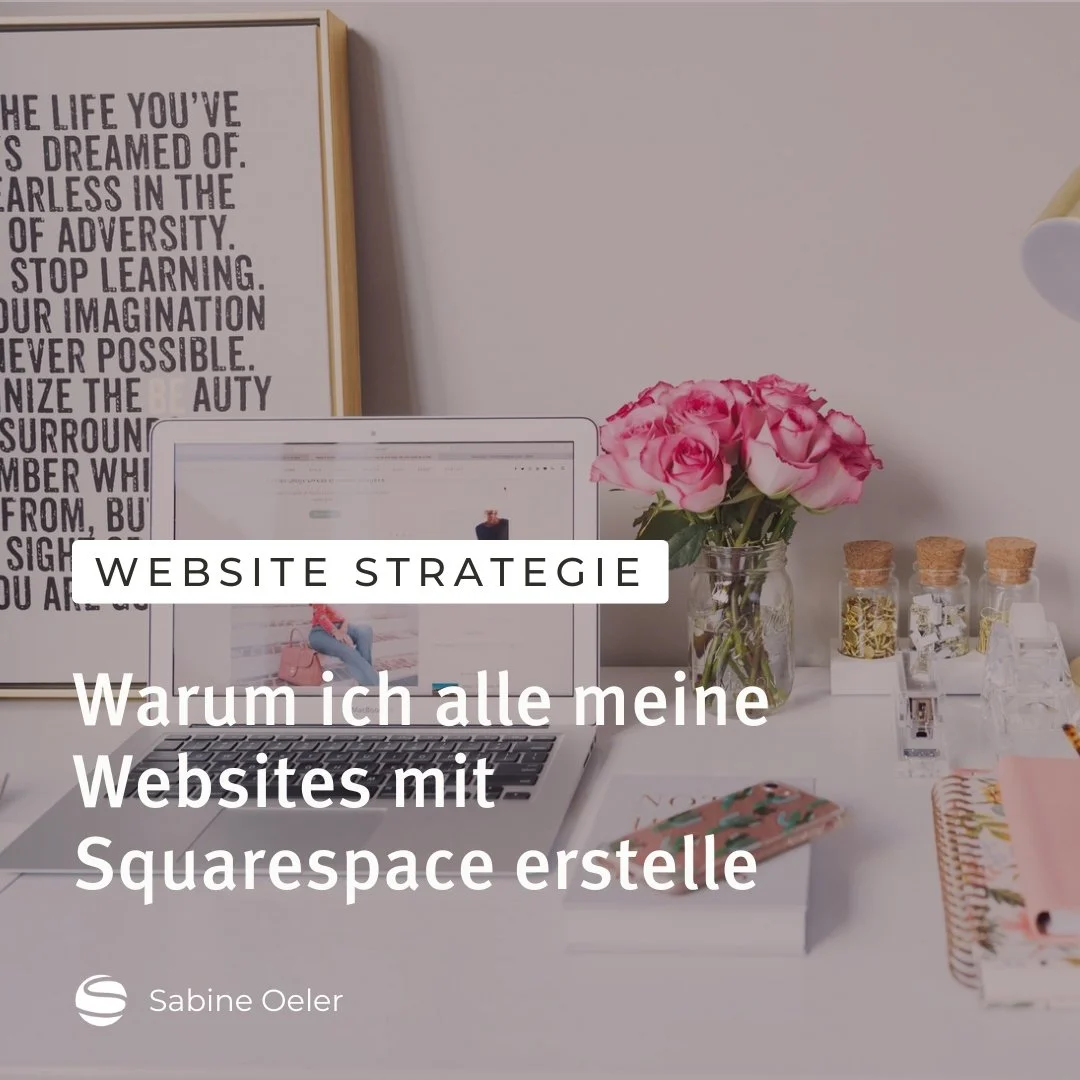 Website-Strategin arbeitet mit Squarespace am modernen Arbeitsplatz