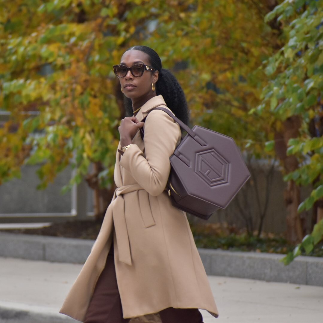 Introducing 'Zelda' in a luxurious dark brown hue. A statement piece for those who appreciate style and quality. Only a few left. Explore our world of EUMELANIN.

#Zelda #Hexbag #luxuryhandbags #blackwomanowned