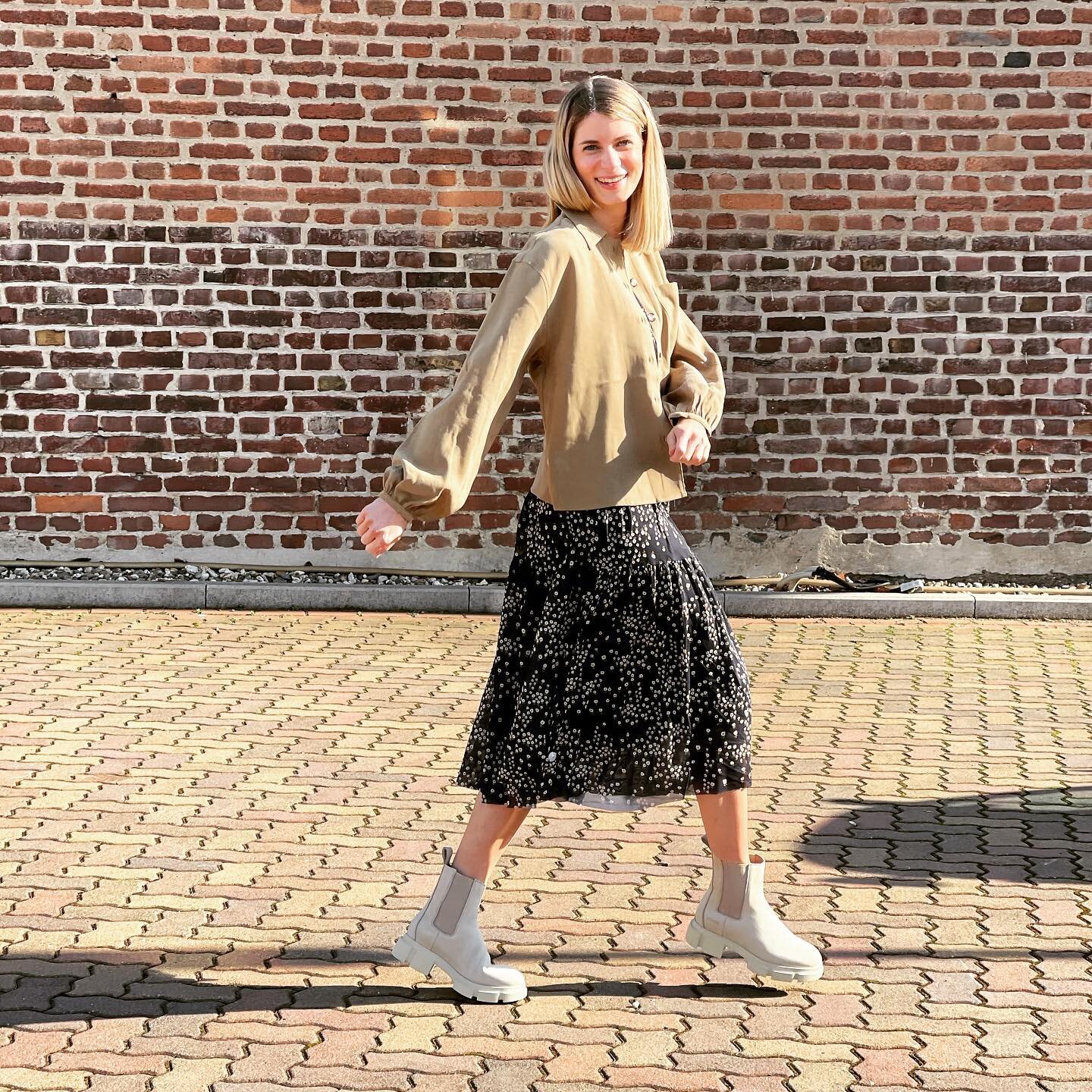 Wooooww...🤩 zu dem Outfit sehen die Sneaker und Boots einfach wahnsinnig gut aus! Für welche Kombination würdet ihr euch entscheiden? Seid ihr Team @copenhagen_studios Sneaker oder @copenhagen_studios Boots?? 

Kleid und Jacke sind von Soaked 🤩 @