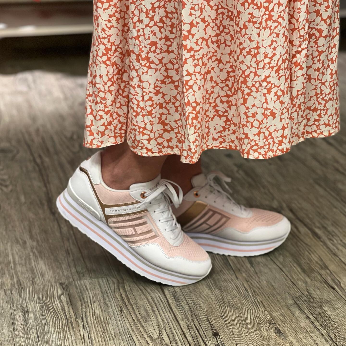 Hallo lieber Fr&uuml;hling, wann bringst du uns endlich w&auml;rmere Temperaturen in M&uuml;lheim? 
Wir haben so tolle neue Schuhe und Kleider...und die Teile warten noch auf ein paar Sonnenstrahlen! ☀️ 

#shopthelook #sneaker #fashiongirl #tommyhilf