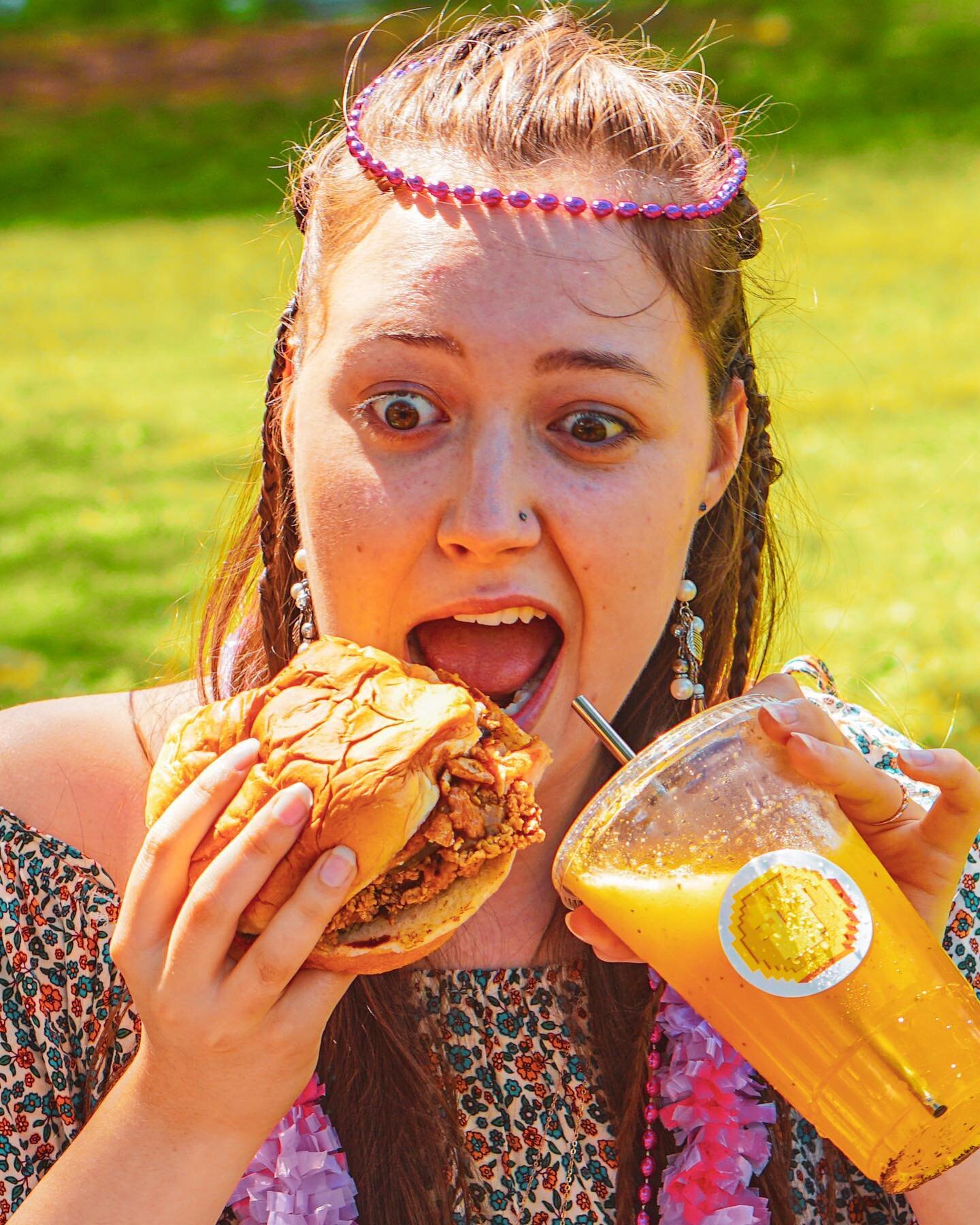 Choices, choices&hellip;.which one would you choose??
.
 #friedchickensandwhich #friedchixsandwhich #mockikochicken #hawaiianfriedchicken #friedchicken #hawaiianfood #friedchickenthighs  #smoothie #refreshingsmoothie #passionfruitsmoothie #tastysmoot