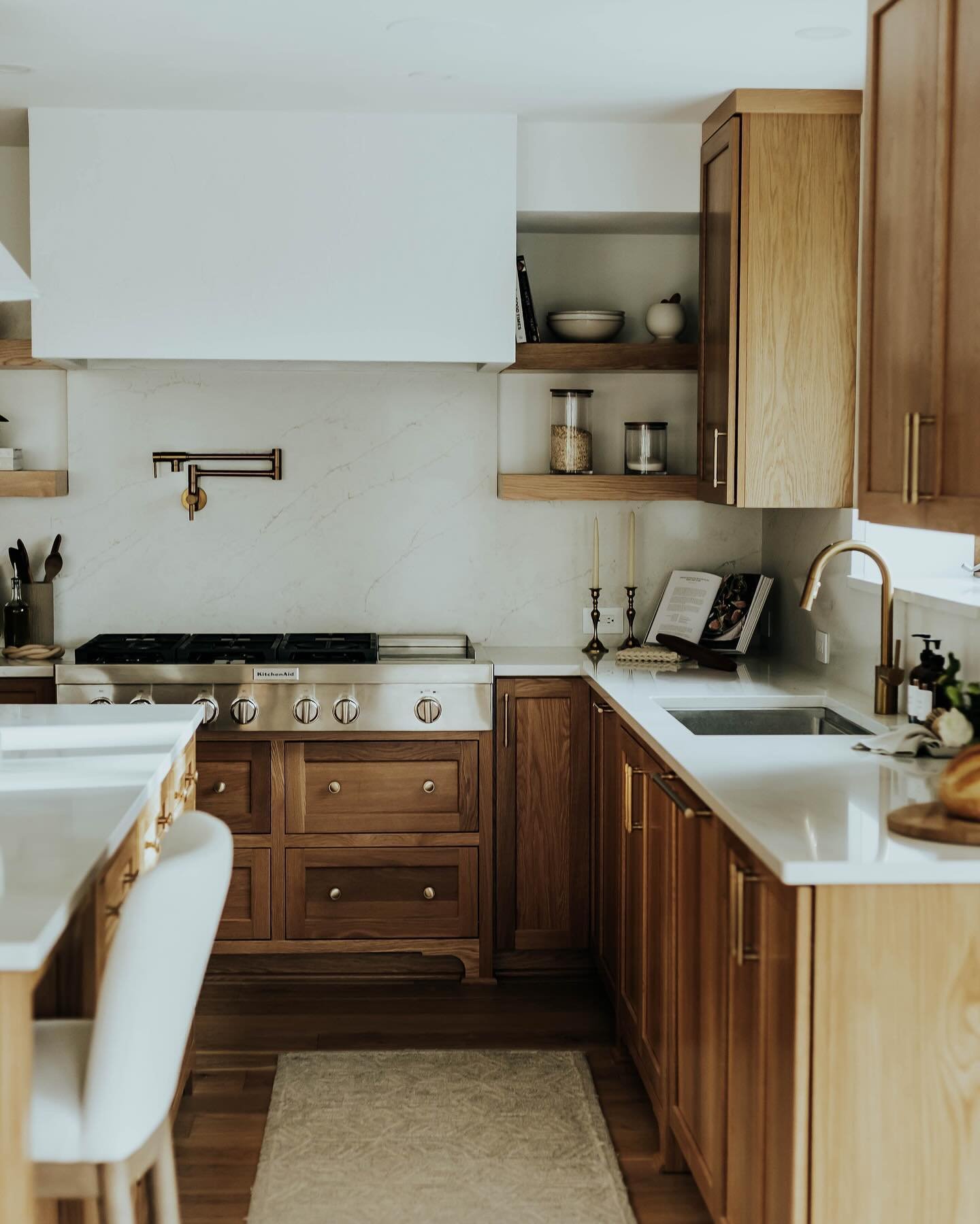 Same angle. Different kitchen 🤯

Double tap if you love a before and after! I&rsquo;ll keep them coming 😉

Photography // @ep.studio_