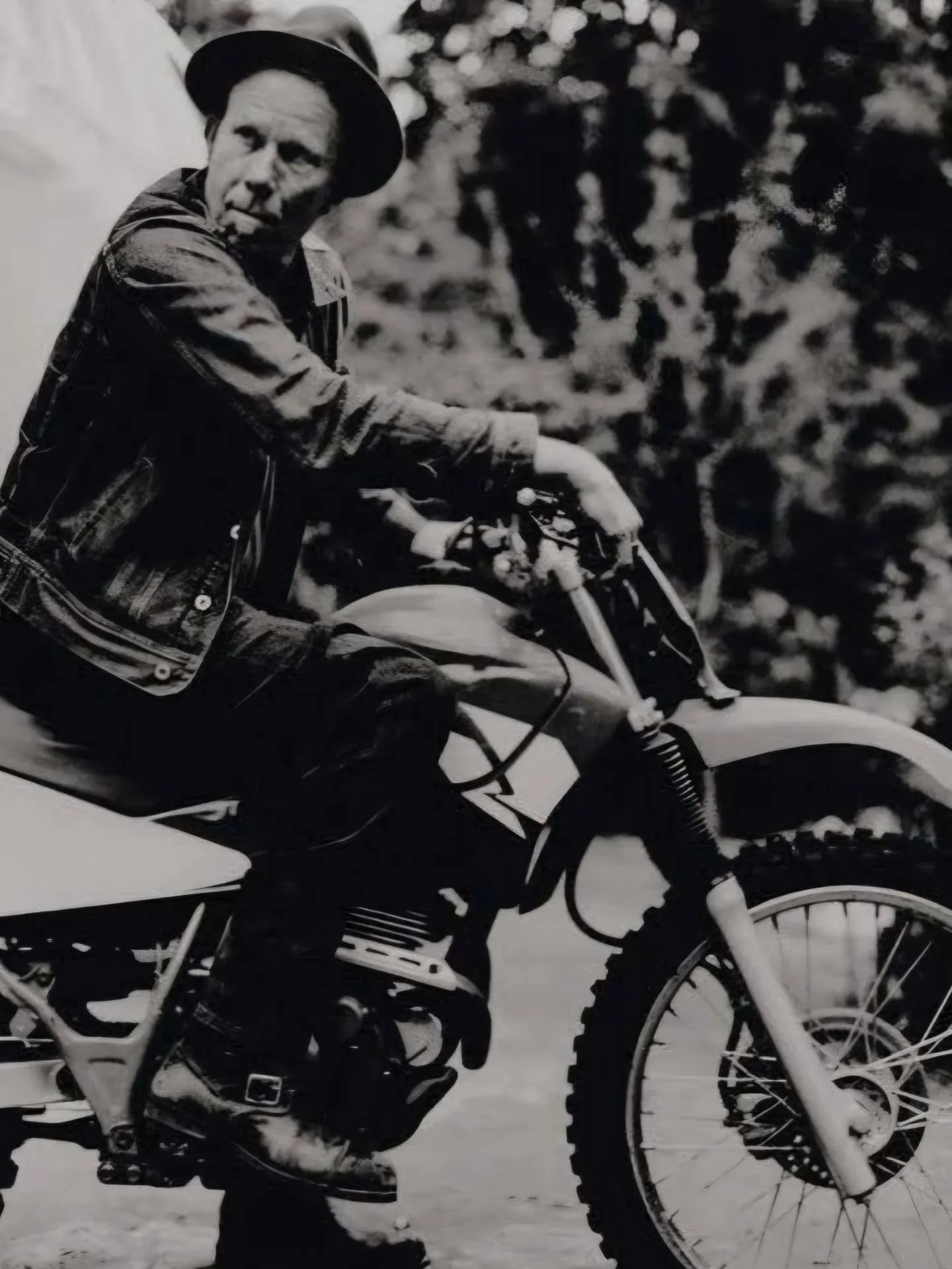 .
&bull; Icon Tom Waits on a dirt bike, series of portraits by photographer Anton Corbijn &bull;
.
.
@antoncorbijn4real 
@tomwaits 
.
#retroclassicfeel #retro #classic #feel #retrostyle #classics #classicmotorcycle #classicstyle #styleicon #style #in