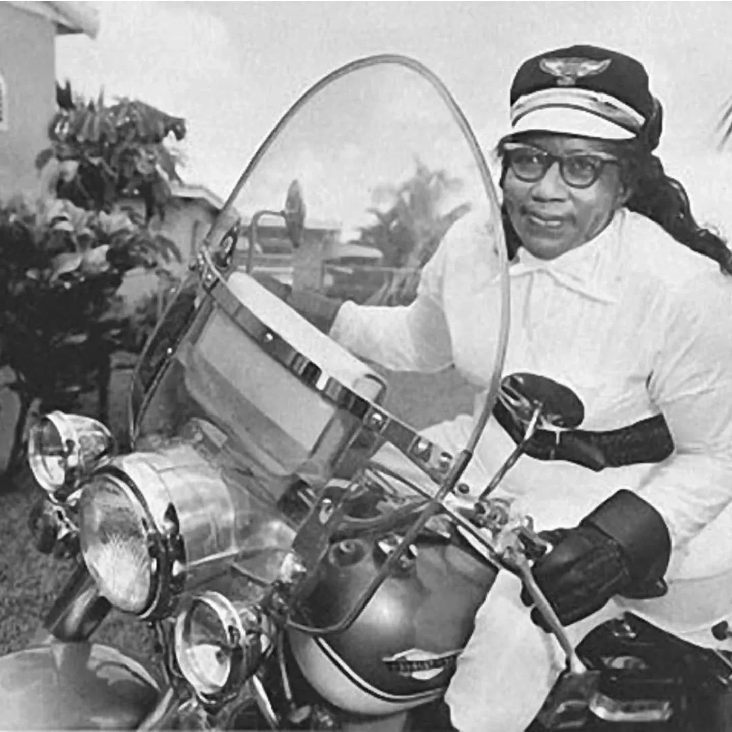 .
&bull; Bessie Stringfield (born Betsy Beatrice White 1911- 1993) aka Motorcycle Queen of Miami was the first African American woman to cross  alone the United States in the early 40s. She was also one of the few civilian dispatch riders for the US 