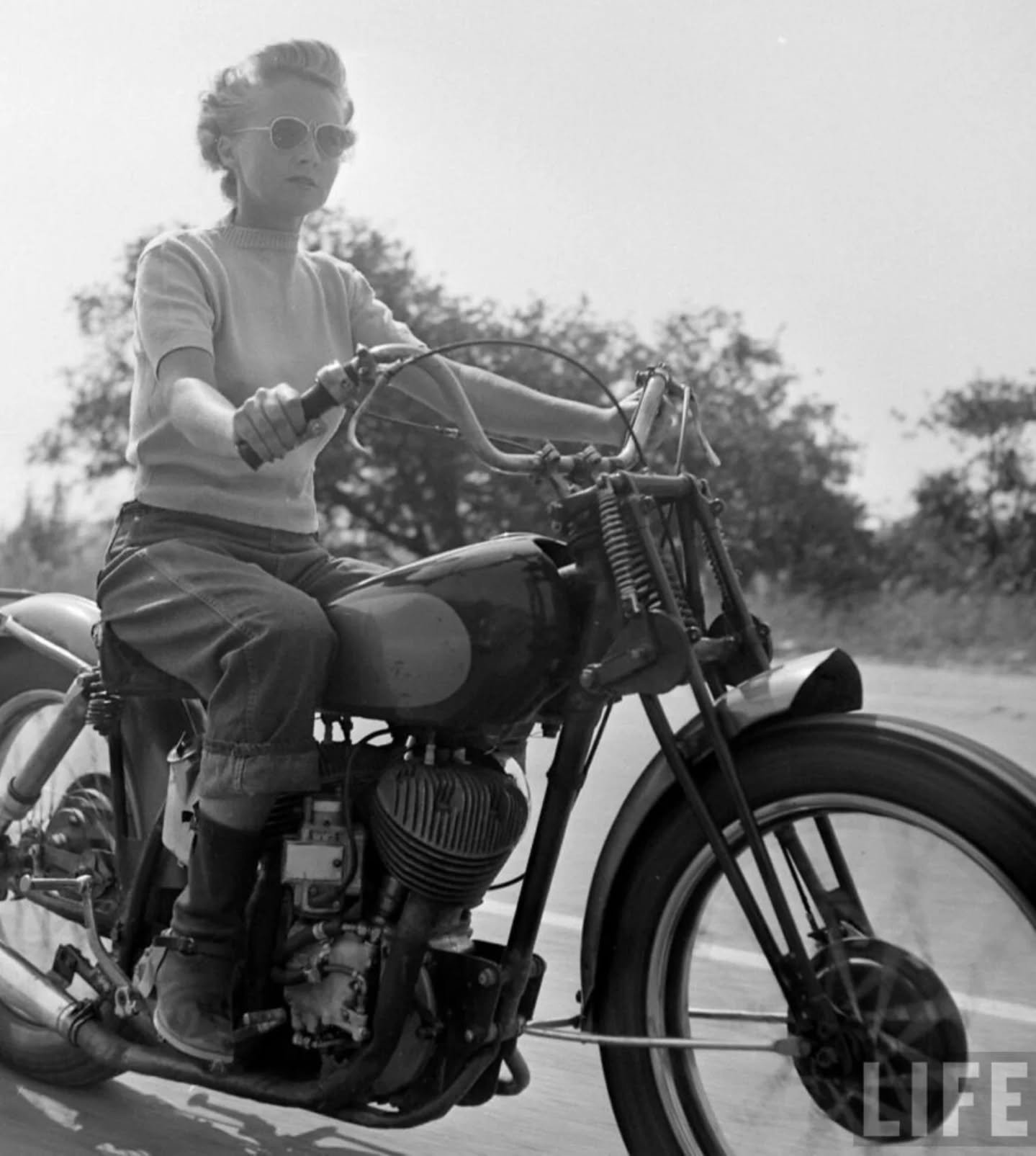 .
&bull; Betty Drafton and Cecilia Adams captured in 1949 by Loomis Dean. The assignment for Life Magazine was to portrait women riders in LA &bull;
.
.
#retroclassicfeel #retro #classic #motorcycle @retro_classic_feel