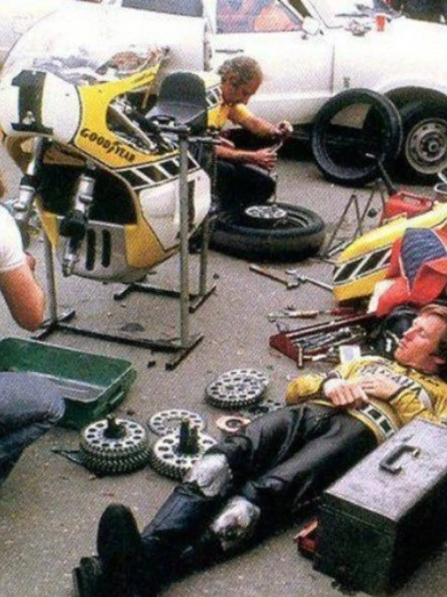 . 
&bull; Endurance races, 24 Heures Motos at Le Mans, the Bol d'Or or EWC (Endurance World Championship) 60s and 70 pits feelings &bull;