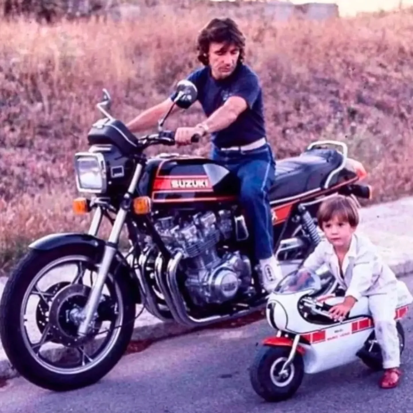 .
&bull; From one generation to the text one. Nieto's family &bull;
.
#retroclassicfeel #retro #classic #motorcycles 
@retro_classic_feel