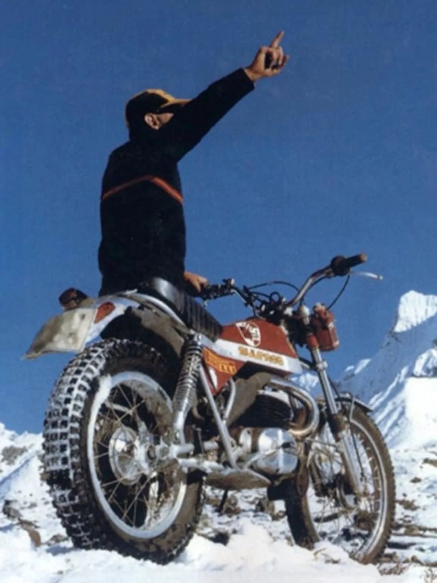 .
In 1973 Bultaco decided to test six Sherpa 350 on the Himalayas. The Catalan team crazy enough to attempt the motorcycle climb today absolutely impossible to realise was then put together: Ram&oacute;n Garcia Nieto was the organizer, Gerard Pascual