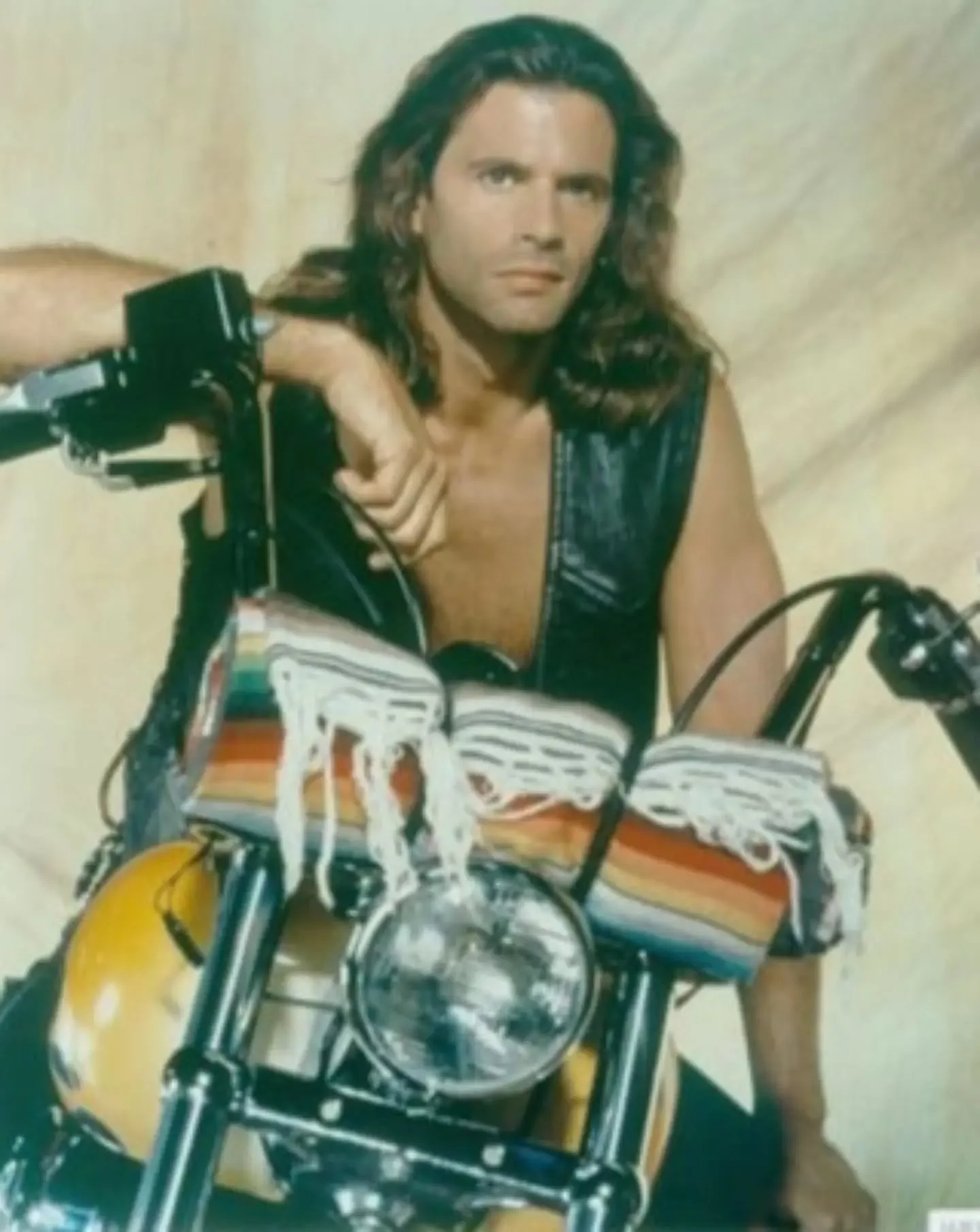 .
.
&bull; Renegade was a tv series aired between 1992 and 1997. The motorcycle Lorenzo Lamas as 'Reno Raines'  rides is a  Softail &bull;
.
.
#retroclassicfeel #retro #classic #motorcycle @retro_classic_feel