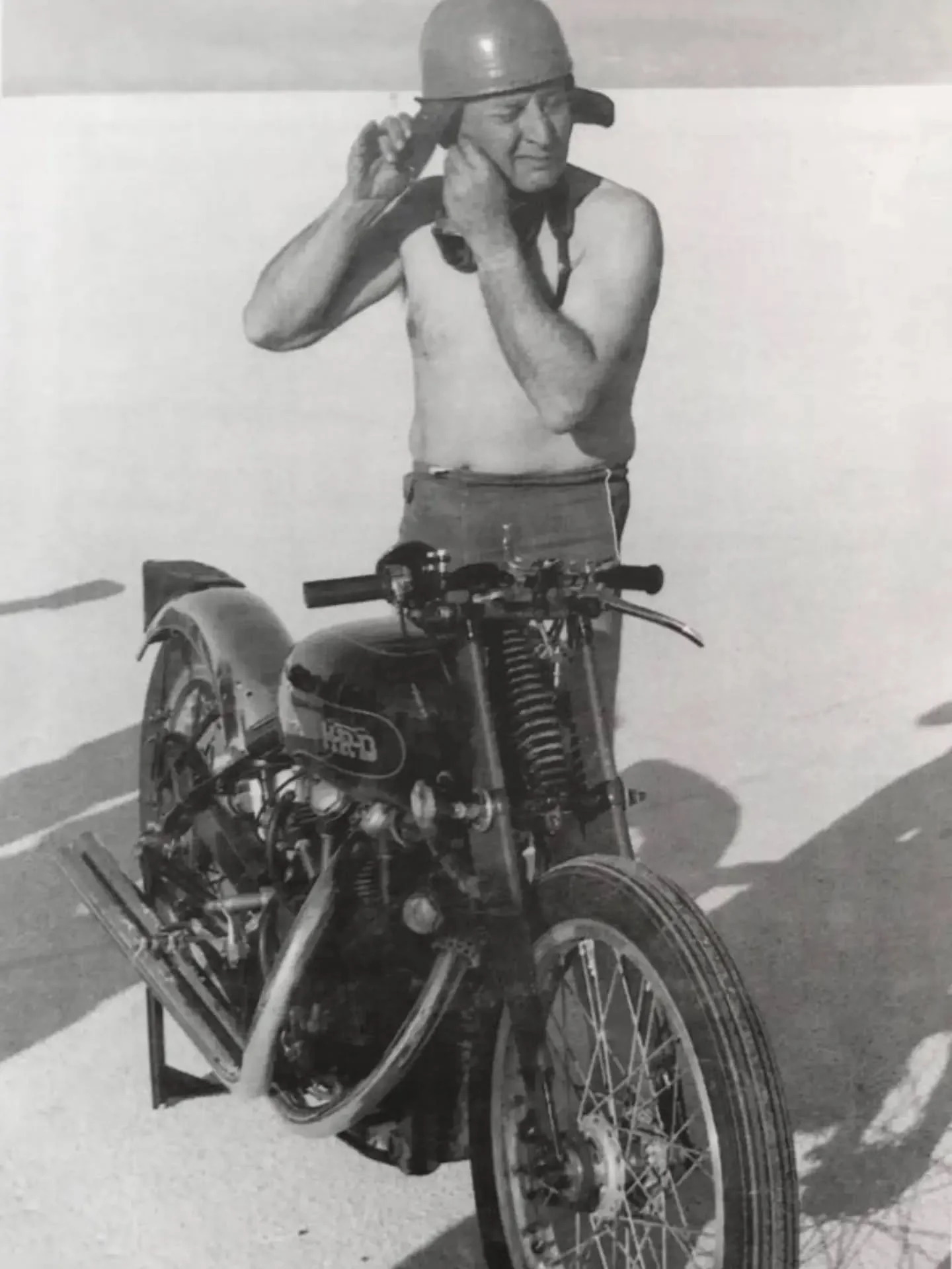 .
&bull; On the morning of September 13, 1948, Roland "Rollie" Free raised the American motorcycle speed record by riding a Vincent &nbsp;HRD owned by the California sportsman John Edgar and supported by&nbsp;Mobil Oil, to a speed of 150.31