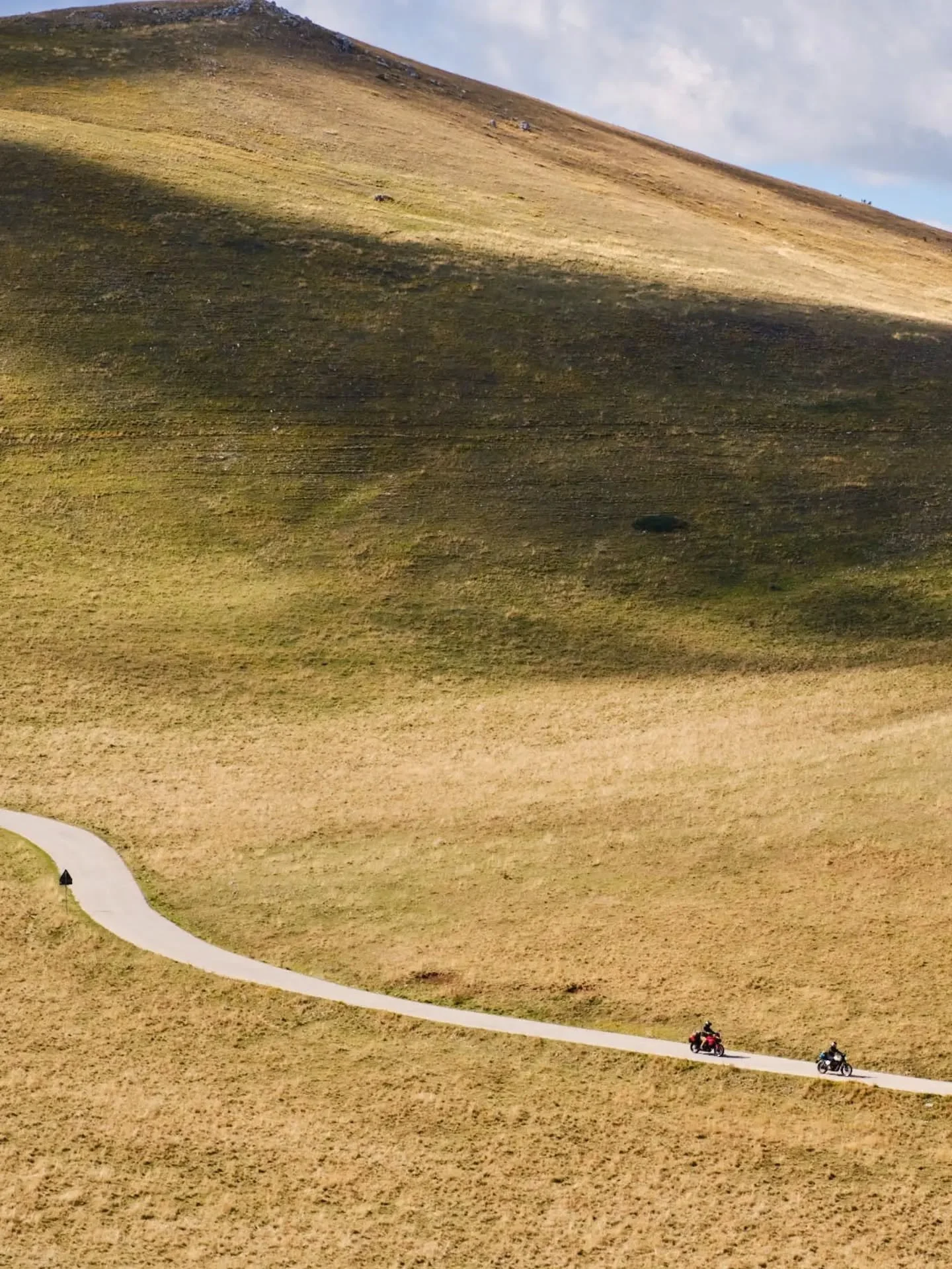 .
&bull; @allroutesitaly is one of the best motorcycle tour expedition if you want to visit Italy from a motorcyclist perspective. Best routes, best sceneries and experienced tour leaders! 💯
.
They will be at the Bike Shed Show at the Tobacco dock i