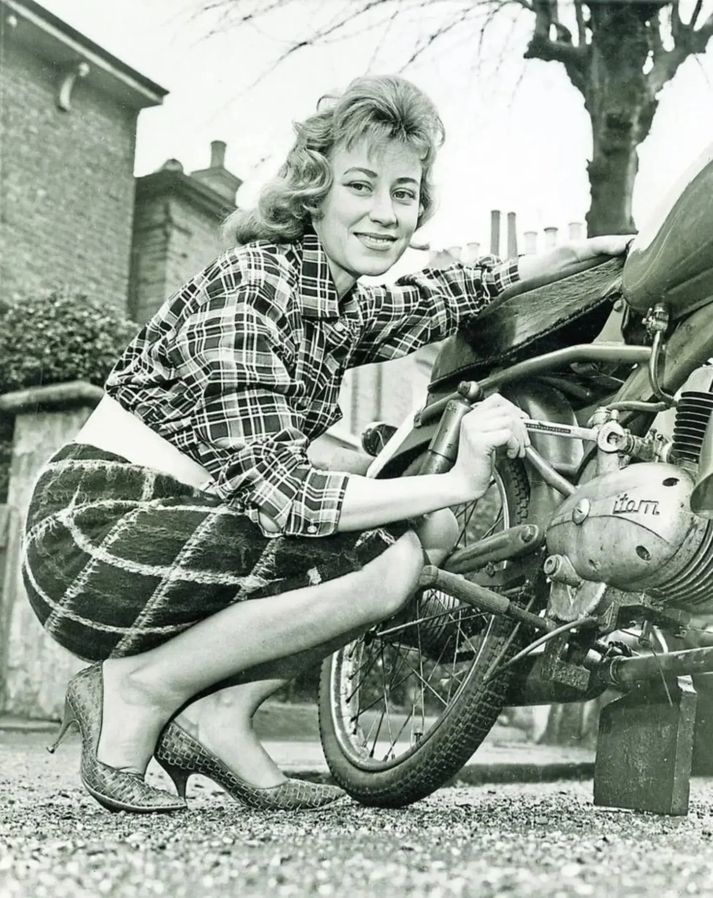 .
&bull; Beryl Swain (1936 &ndash; 2007).
.
In 1962, she was the first woman to compete on the Isle of Man TT race, placing her in the history books for ever. She finished 22nd on her 50cc Itom.
.
#retroclassicfeel #retro #classic #motorcycles @retro