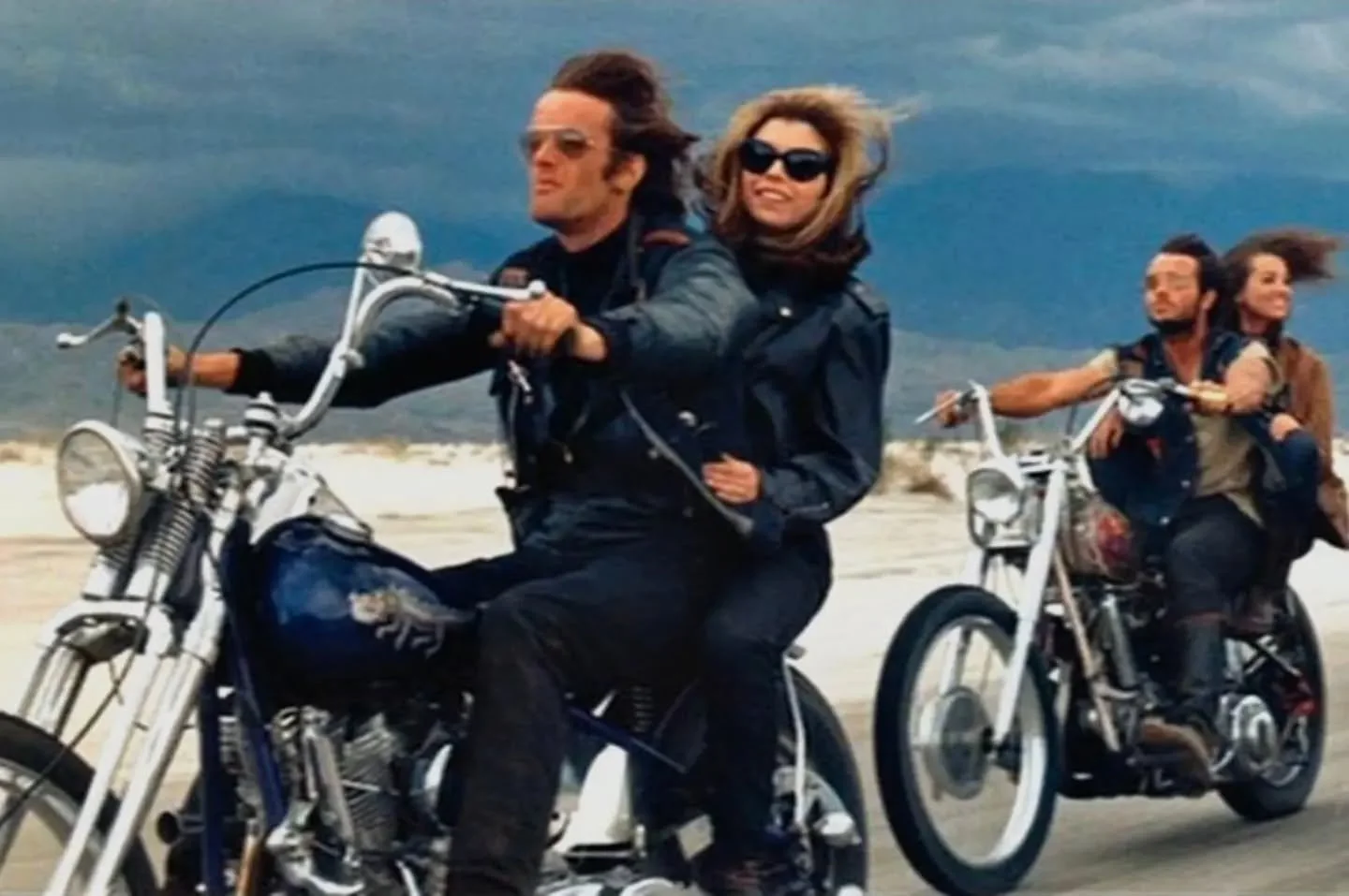 .
&bull; Peter Fonda and Nancy Sinatra. "The Wild Angels" 1966 &bull;
.
#retroclassicfeel #retro #classic #motorcycles @retro_classic_feel