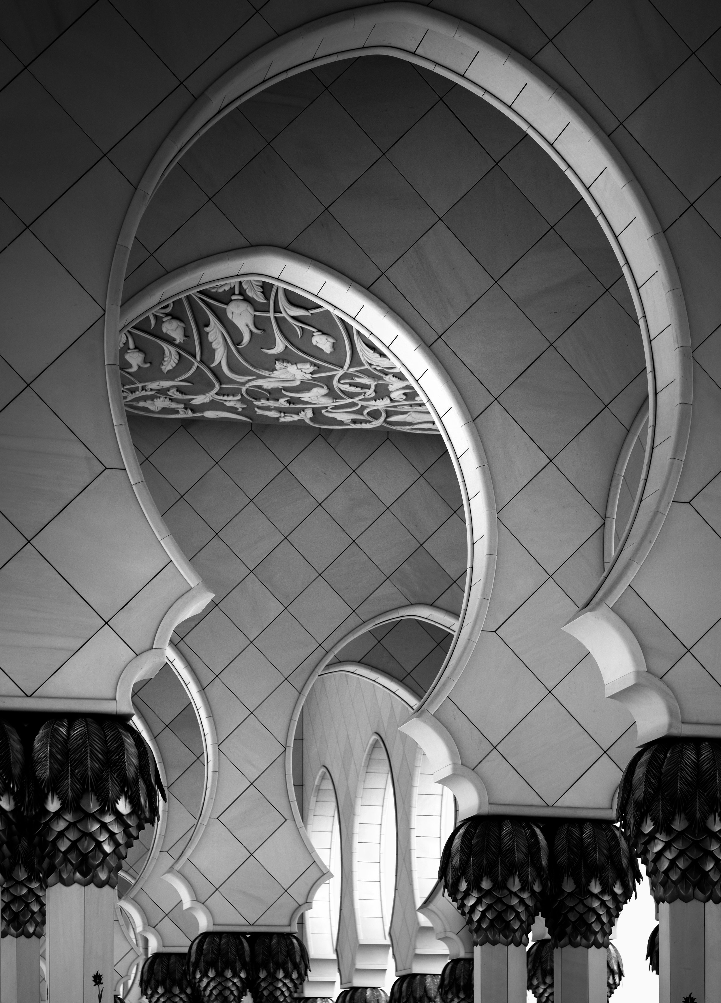 Arch shaped pillars of the Sheikh Zayed Grand Mosque of Abu Dhabi