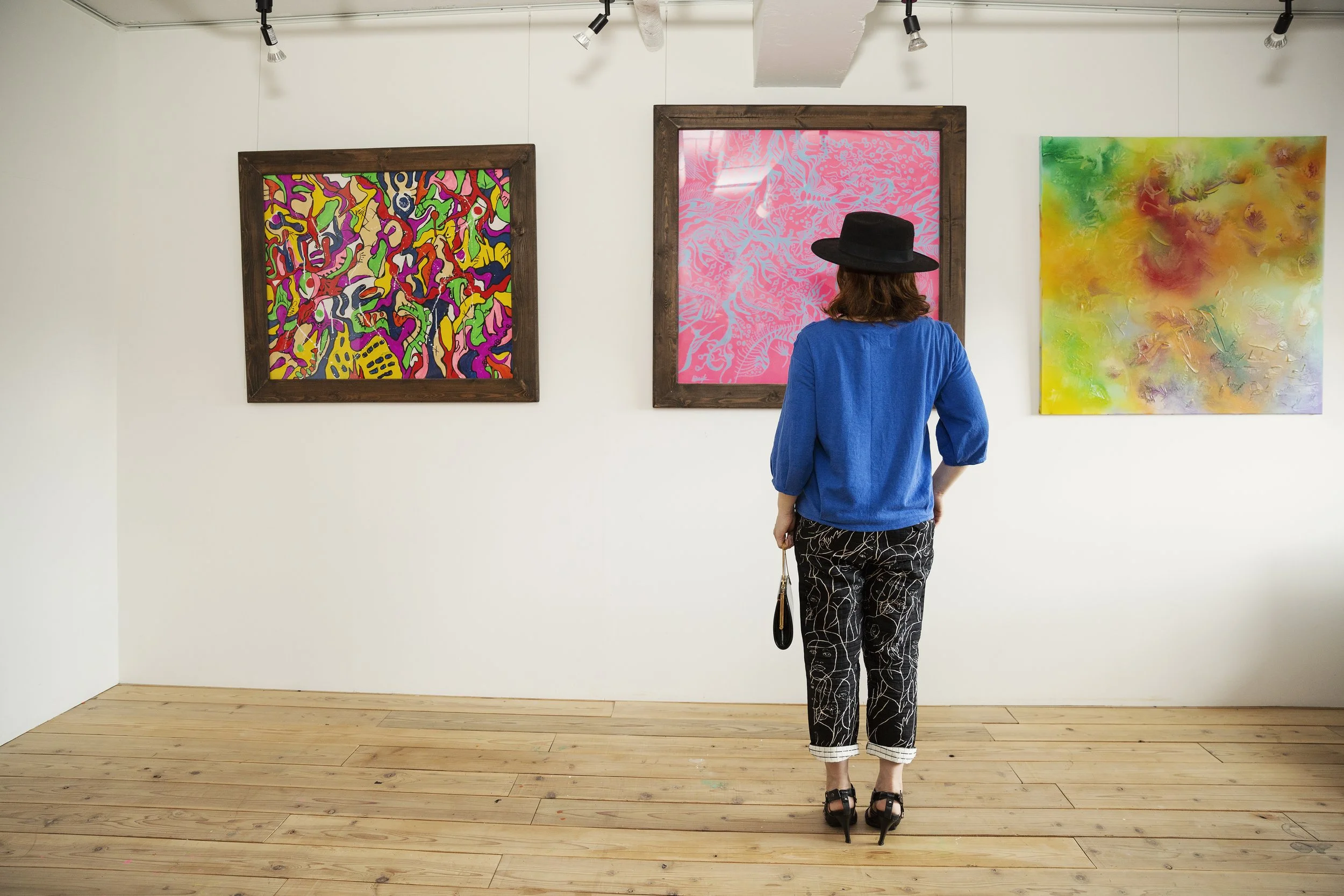 japanese-woman-wearing-hat-standing-in-front-of-ab-2026-03-25-04-00-50-utc.jpg