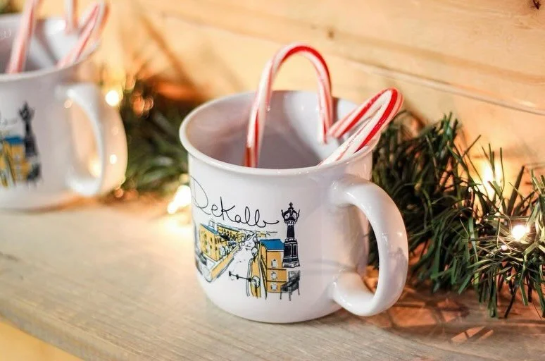 There are lots of ways to support small businesses this season! 💌 Along with drinks, we have merchandise that would make perfect gifts for loved ones this season. From mugs/tumblers to t-shirts to coffee beans, we have quite a lot to choose from! 

