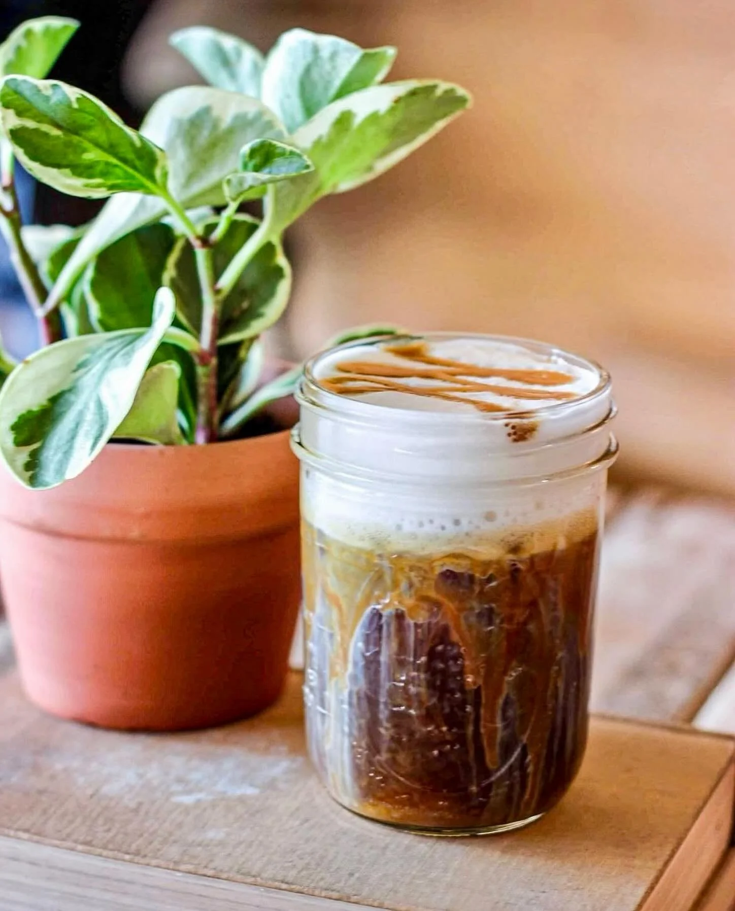 Iced coffee, anyone? Our iced coffee topped with our Salted Caramel Cold foam is 👌🏼👌🏼👌🏼

📸: Salted Caramel Cold Foam Iced Coffee