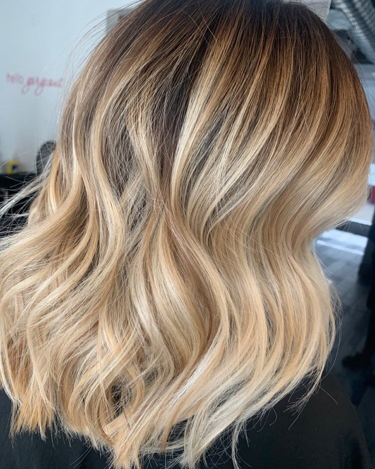 This color has us dreaming of the beach..sand blonde, soft waves, a little golden sunshine 
.
.
Balayage by Olivia @highlightyourlife_ 
.
#brondebalayage #sandblonde #goldensun #softwaves #warmtones #softblonde #warmbalayage #beigeblonde #goldenhues 