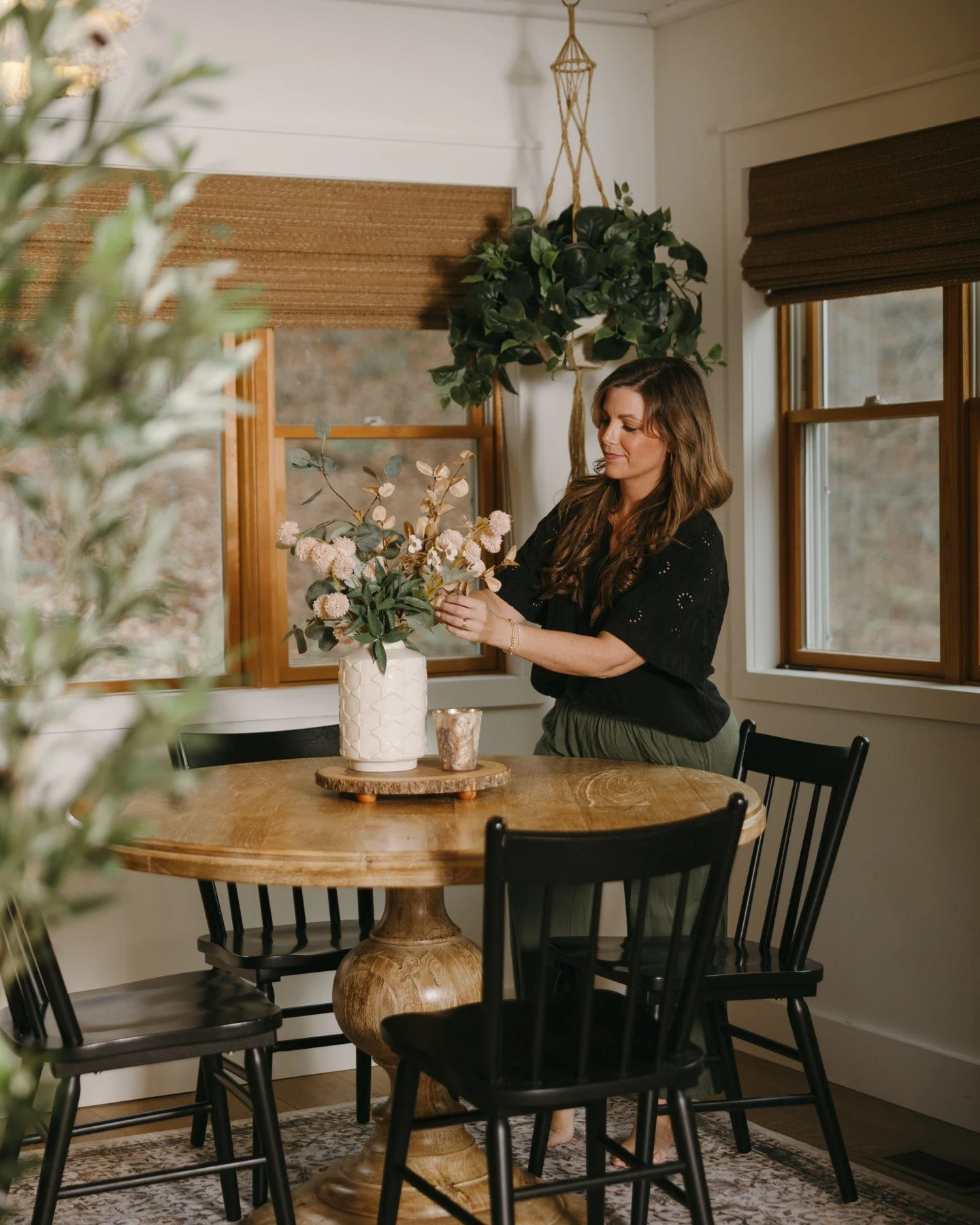 At @etchedinteriors, owner and founder Bree Myers strikes a balance between elevated minimalism and the warmth of everyday living. With an eye for meaningful details, like rich textures, natural materials, and playful pops of color, Bree creates spac