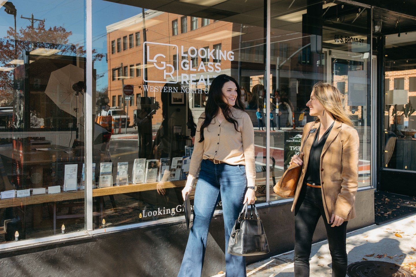 With nearly 100 brokers working in Asheville, Brevard, Connestee Falls, Hendersonville, Saluda, and Sapphire, @lookingglassrealty offers a breadth of knowledge while maintaining the warm, personal touch of a hometown agency. The team and company cult