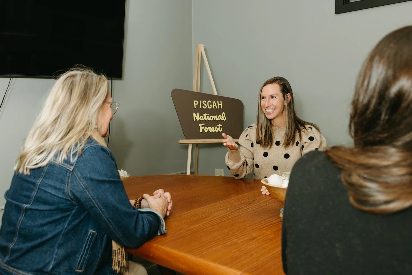 With nearly 100 brokers serving communities across Western North Carolina, @lookingglassrealty combines deep local knowledge with a collaborative, people-first approach. Known for personalized service, community connections, and trusted guidance, the