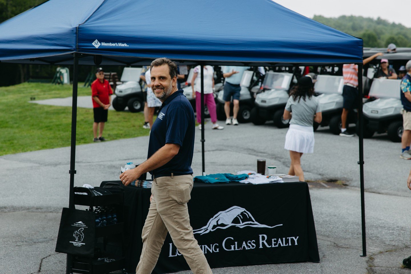 For @jordanclarkrealtor, real estate is about finding a place to belong. As a longtime Connestee Falls resident and top-producing broker with Looking Glass Realty, Jordan brings deep local knowledge, genuine connection, and a personal approach to eve