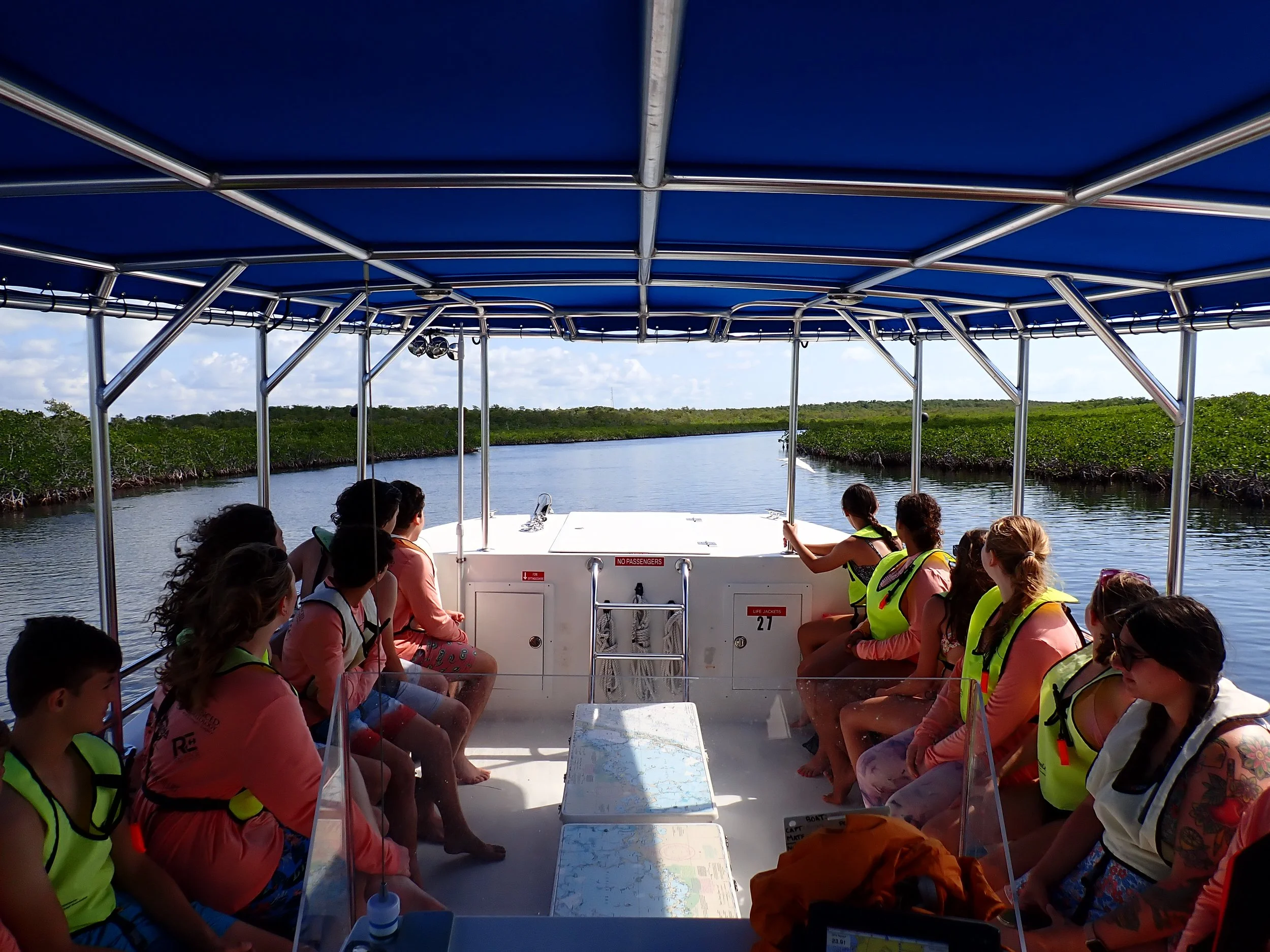 Modern Minds reef students on boat may 2025.JPG