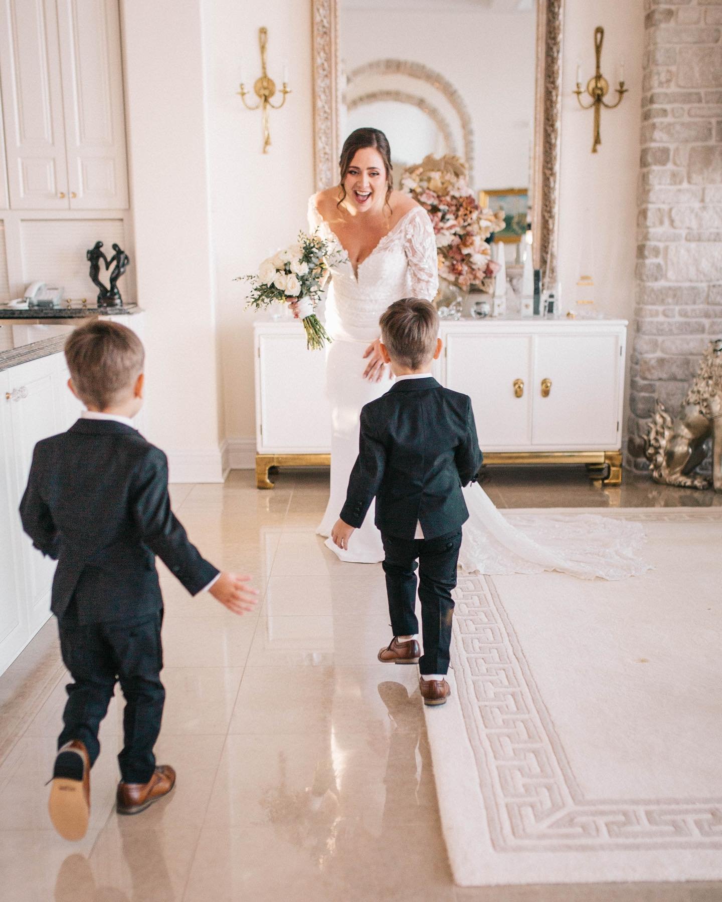 How precious is this first look with mama and her twin babies?! 🥹 the boys kept saying, &ldquo;we&rsquo;re getting married today!&rdquo;