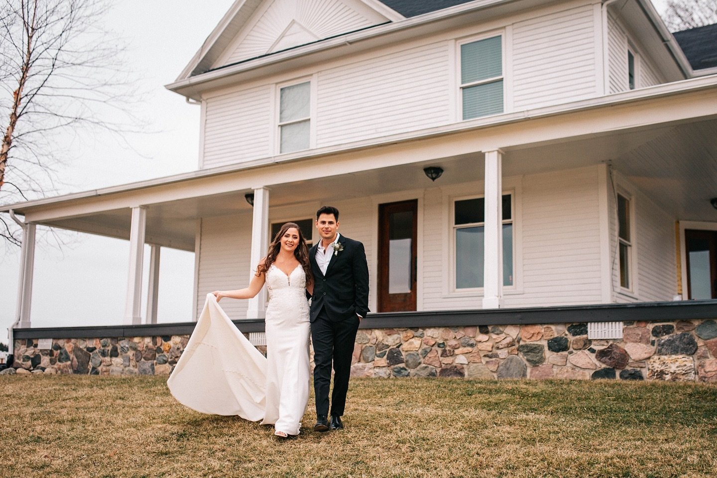 Notice anything different? 👀 

The photos in front of the farmhouse are simply breathtaking. I hope we see more this season! 

The Clemens Surprise Wedding Part II is up on @articlesbythemill !