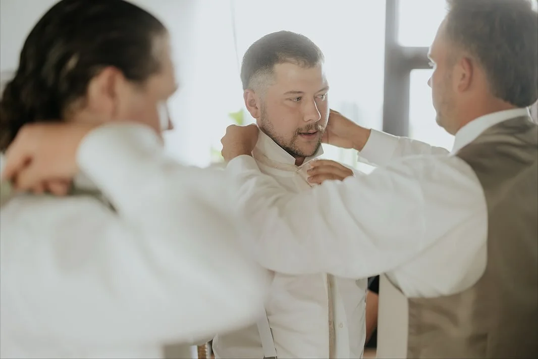 Pacing around waiting for the ceremony to begin? Nah, we don’t know that here 🙅🏻 
YOU choose where you get ready and hang out the day of your wedding. Post Office or Watermill, you have multiple locations to pick from. Bring some games, drin