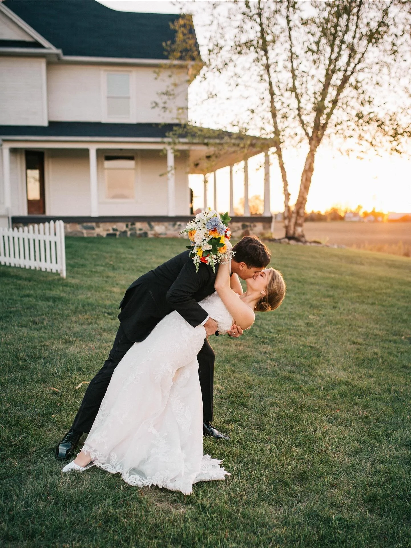 Sunset photos at the farmhouse 🤍 &gt;&gt;

📸: @aprilhoffphotography
