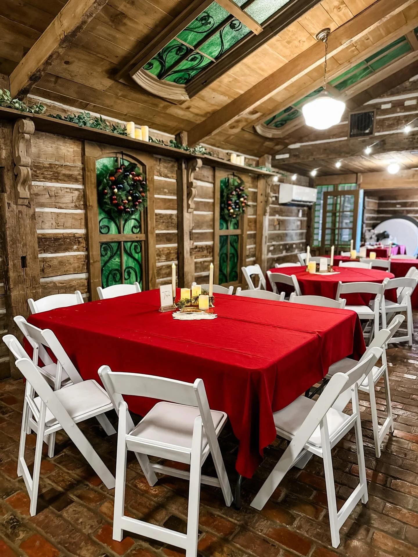 Flashback to last year&rsquo;s Breakfast with Santa to let you know that ticket sales END Friday at midnight! 🎅🏻 

Crafts, breakfast, hot cocoa bar, holiday bar for the adults, and a personal experience with Santa 🎅🏻 doesn&rsquo;t get much better