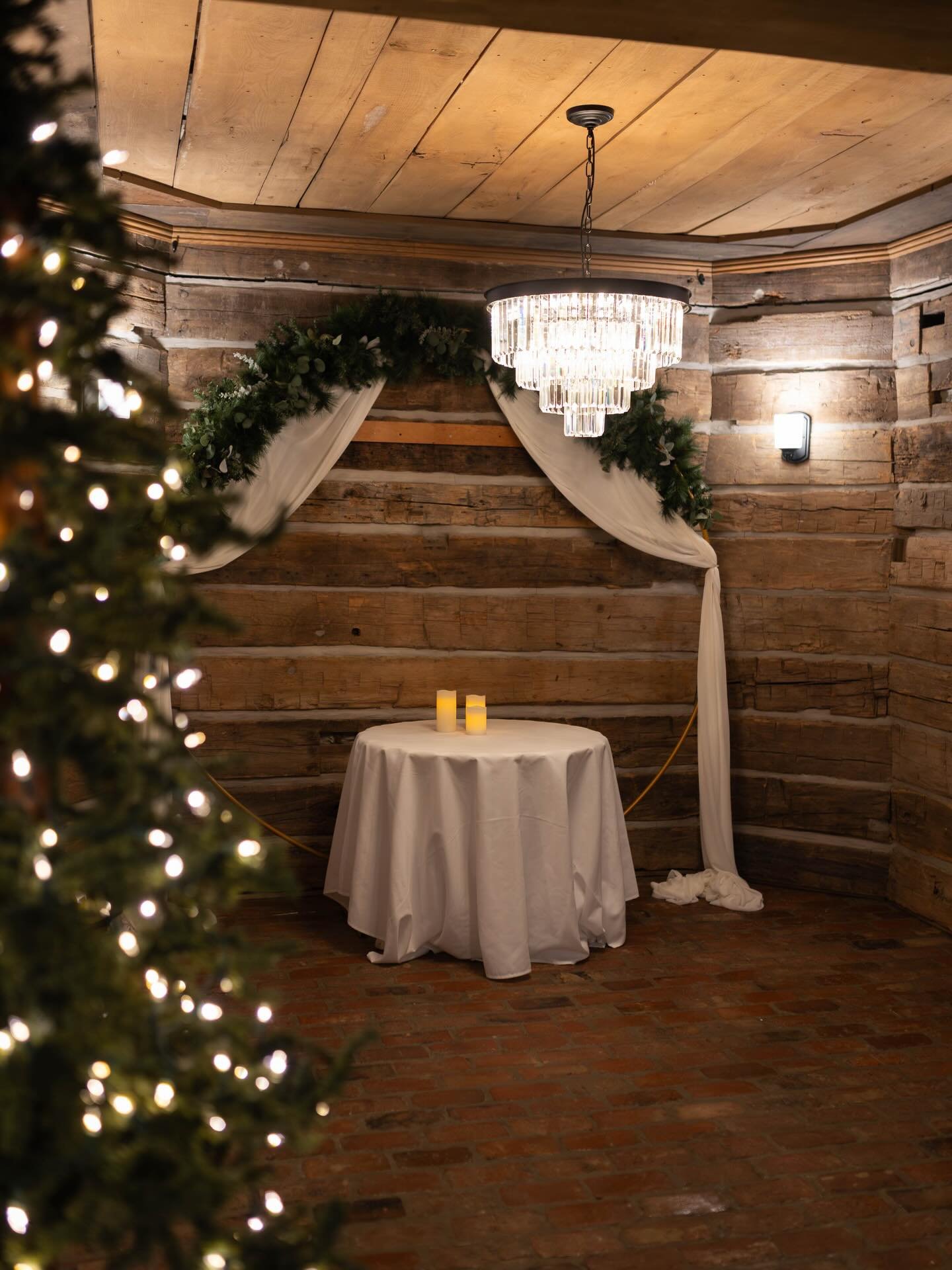 A few more wintery details from the Roeble wedding on this snowy day 🥶🤍 

The lit trees made the chapel so cozy and elegant🌲 ✨ 

📸: @aubrey_yorkphotoandvideo