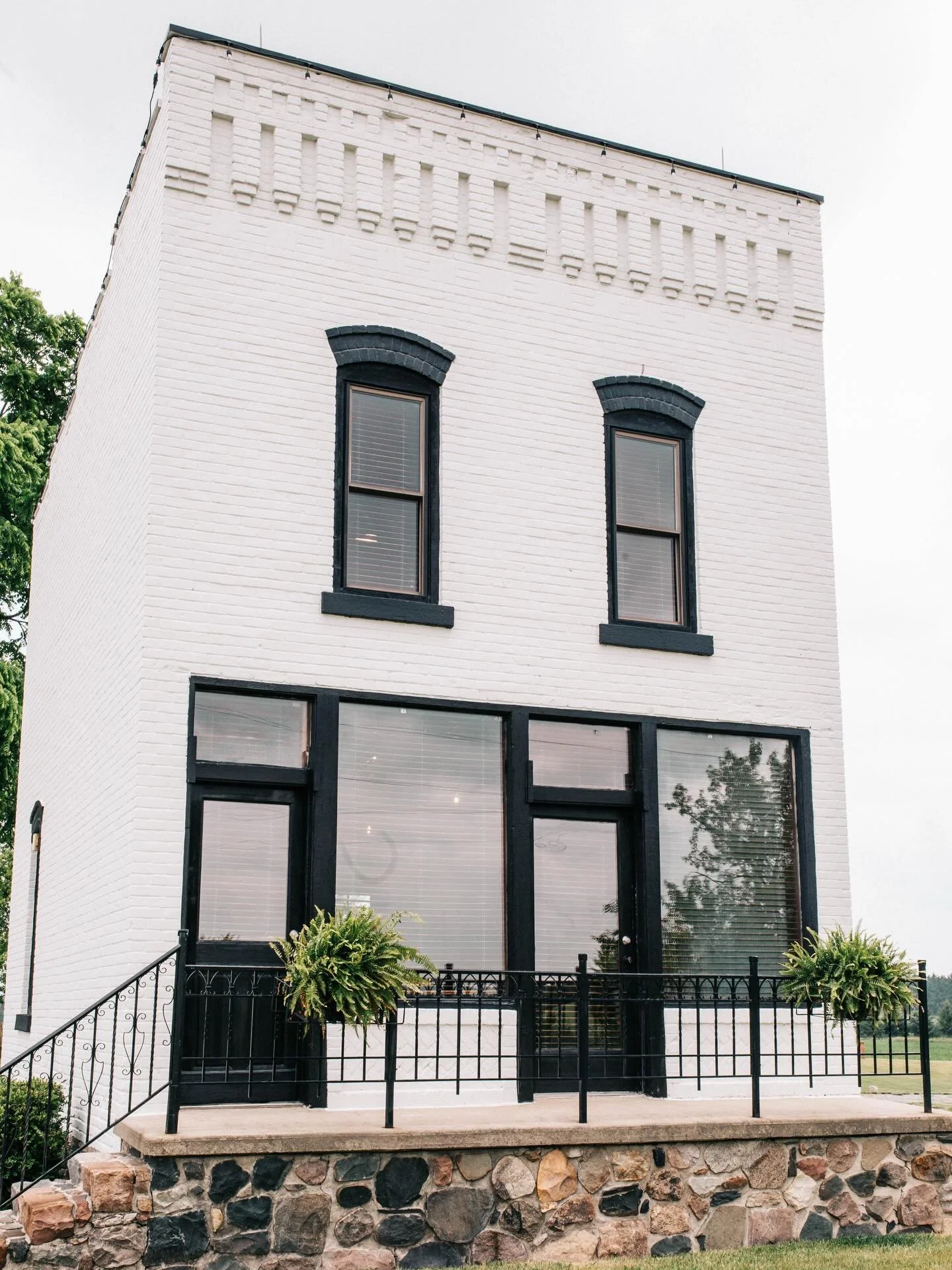 Looking for the perfect Valentine&rsquo;s Day gift? 💌 

Gift your love a weekend (or weekday) getaway at one of our 2 unique Airbnbs right here on the property! 

This would be the perfect gift for a past TMD couple to reminisce on their wedding day