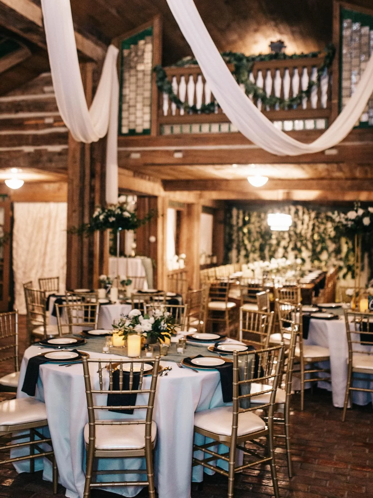 Same space, 4 totally different styles 🤍

Customize your reception vibe with chargers, different colors of napkins, menus at each place setting, etc. So many different ways to make your wedding day unique! More about our decor packages on our websit