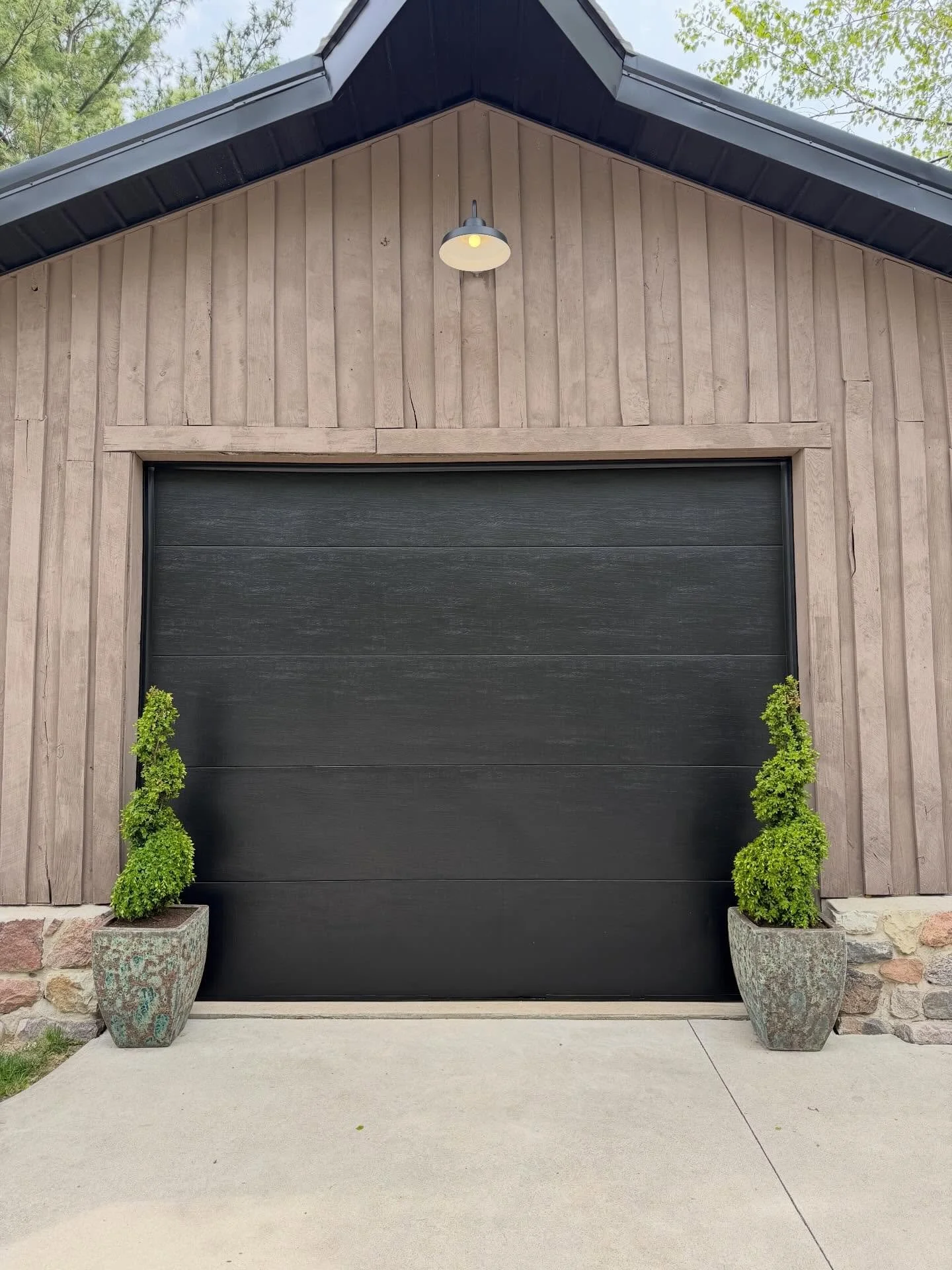 The Reception Barn received a new coat of paint 🖤

Tricorn Black by Sherwin Williams is our signature here at TMD. We added some topiary and she is looking fabulous and clean for wedding season! 

It takes a lot more than people think to keep a hist
