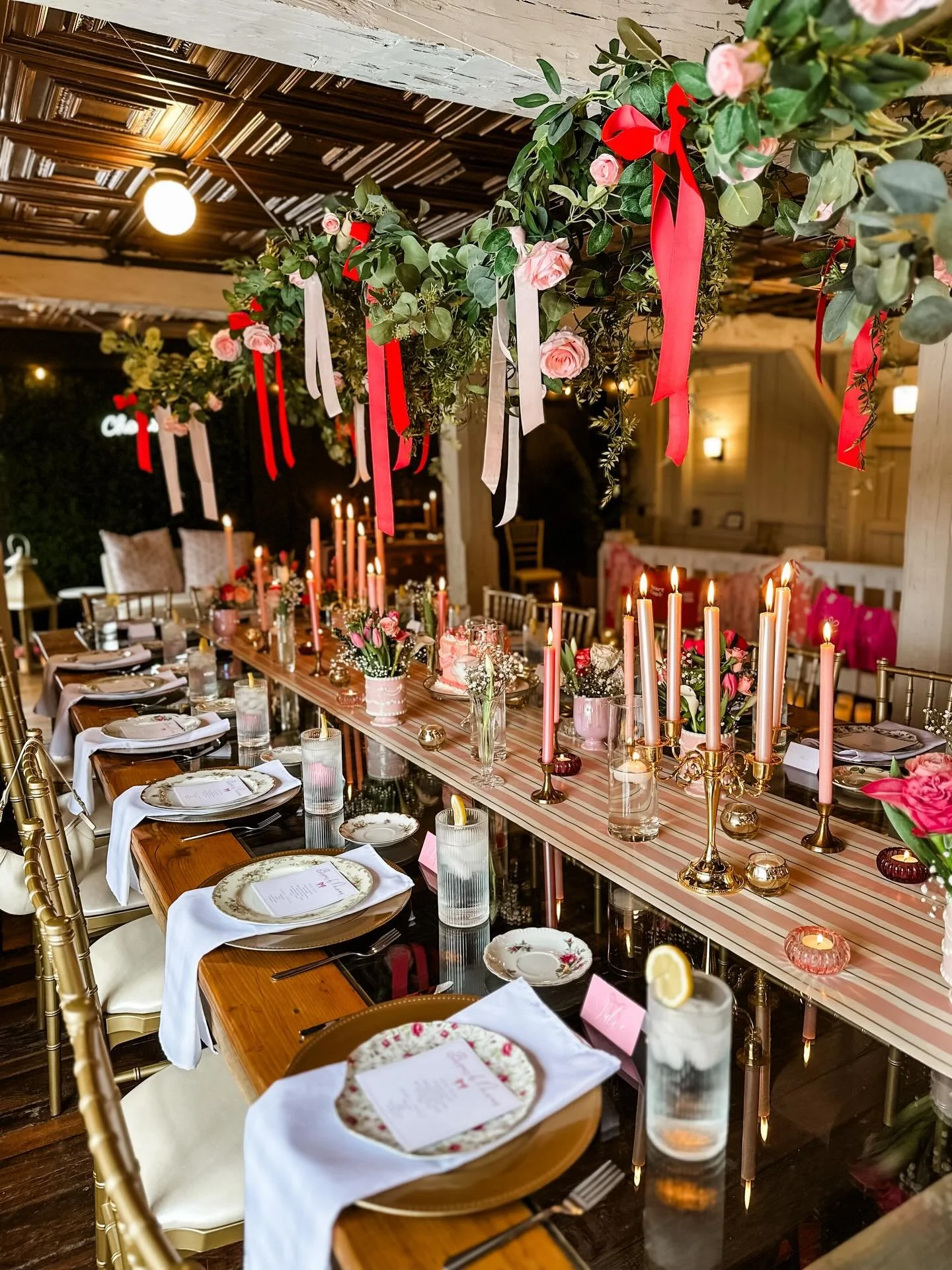 Not to brag, BUT our venue includes these elegant, Amish-made tables that seat 20 😱 

Our couples often use the harvest table in the barn as their family-style head table, while others love it to display all their beautiful desserts. There&rsquo;s n