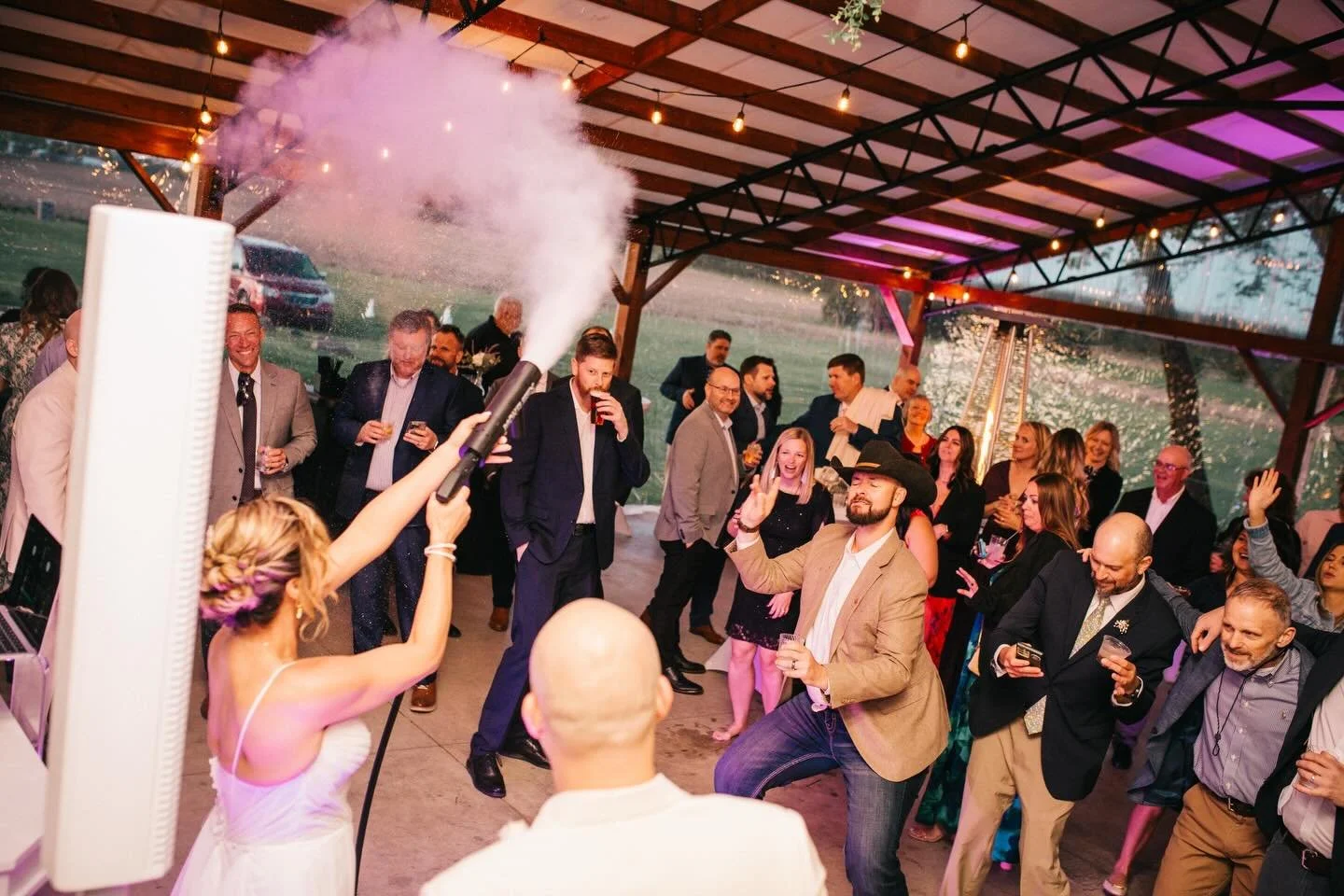 A packed dance floor is the BEST kind of dance floor 🪩 💃 

An incredible party thrown by Mr. &amp; Mrs. Jenkins! DJ James kept the dance floor lit all night long 🔥 

📸: @aprilhoffphotography